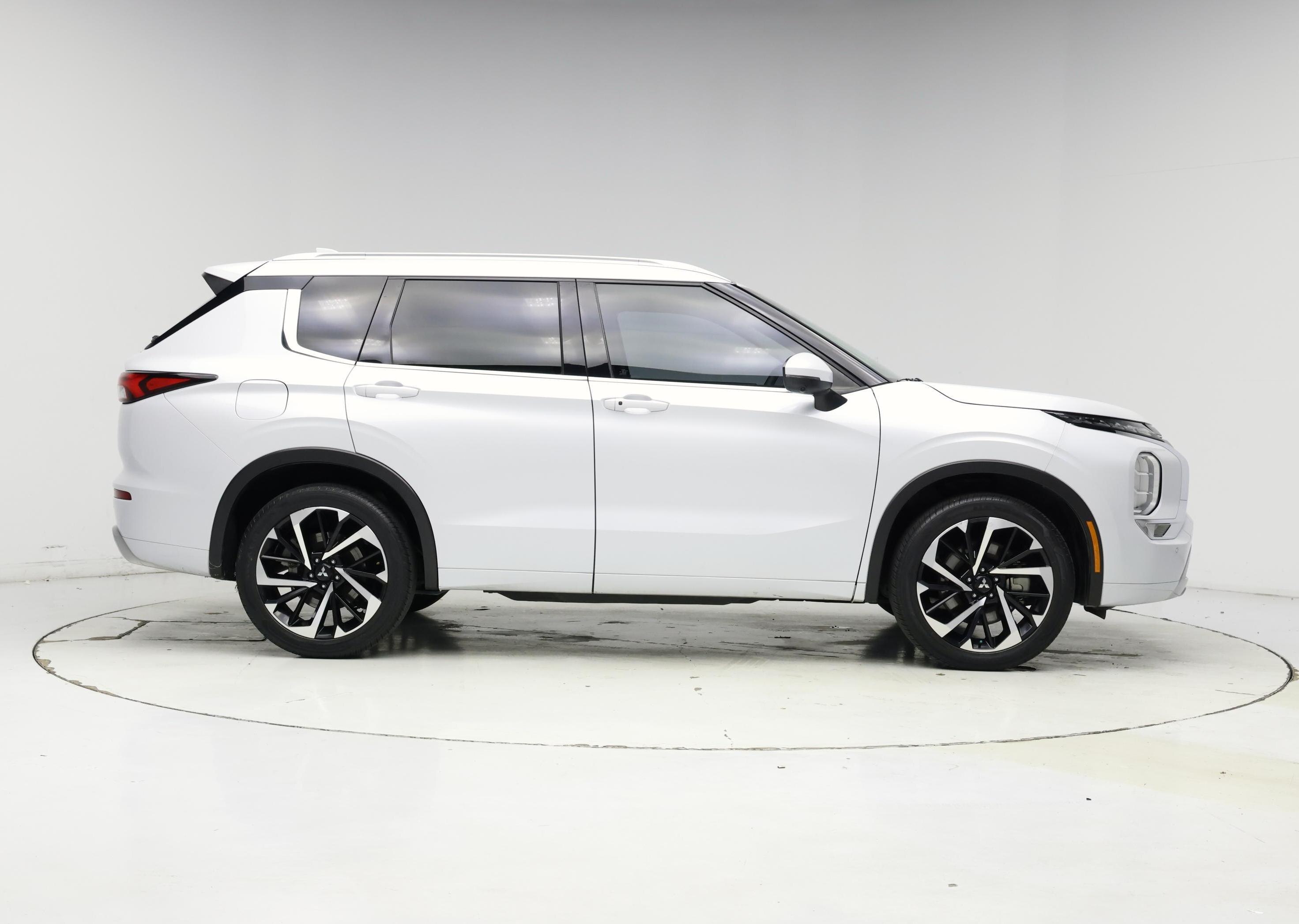 Thumbnail: 2023 Mitsubishi Outlander - 7