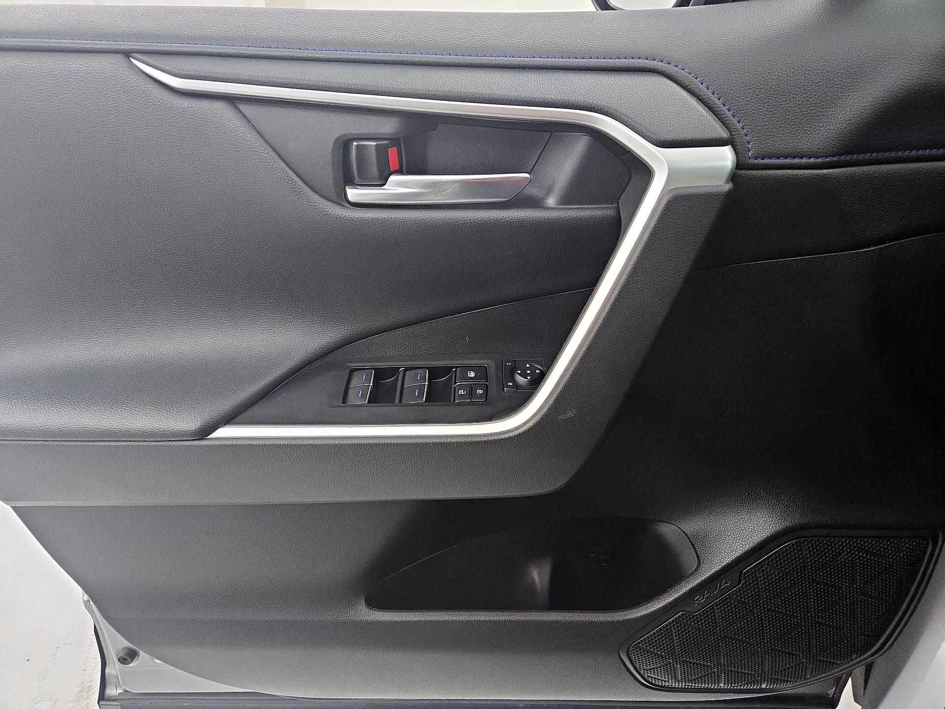 Thumbnail: 2022 Toyota RAV4 - 12