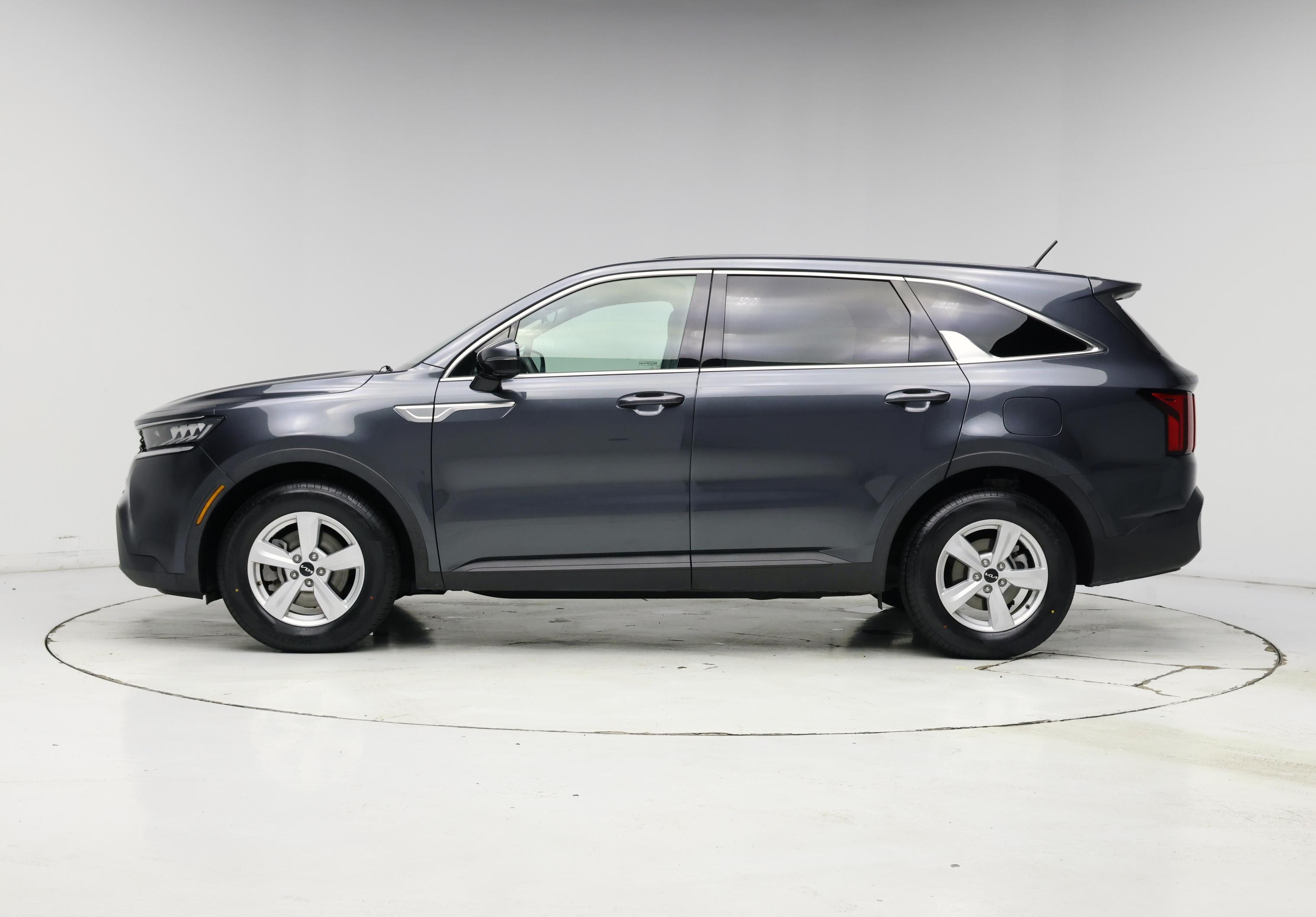 Thumbnail: 2023 Kia Sorento - 3