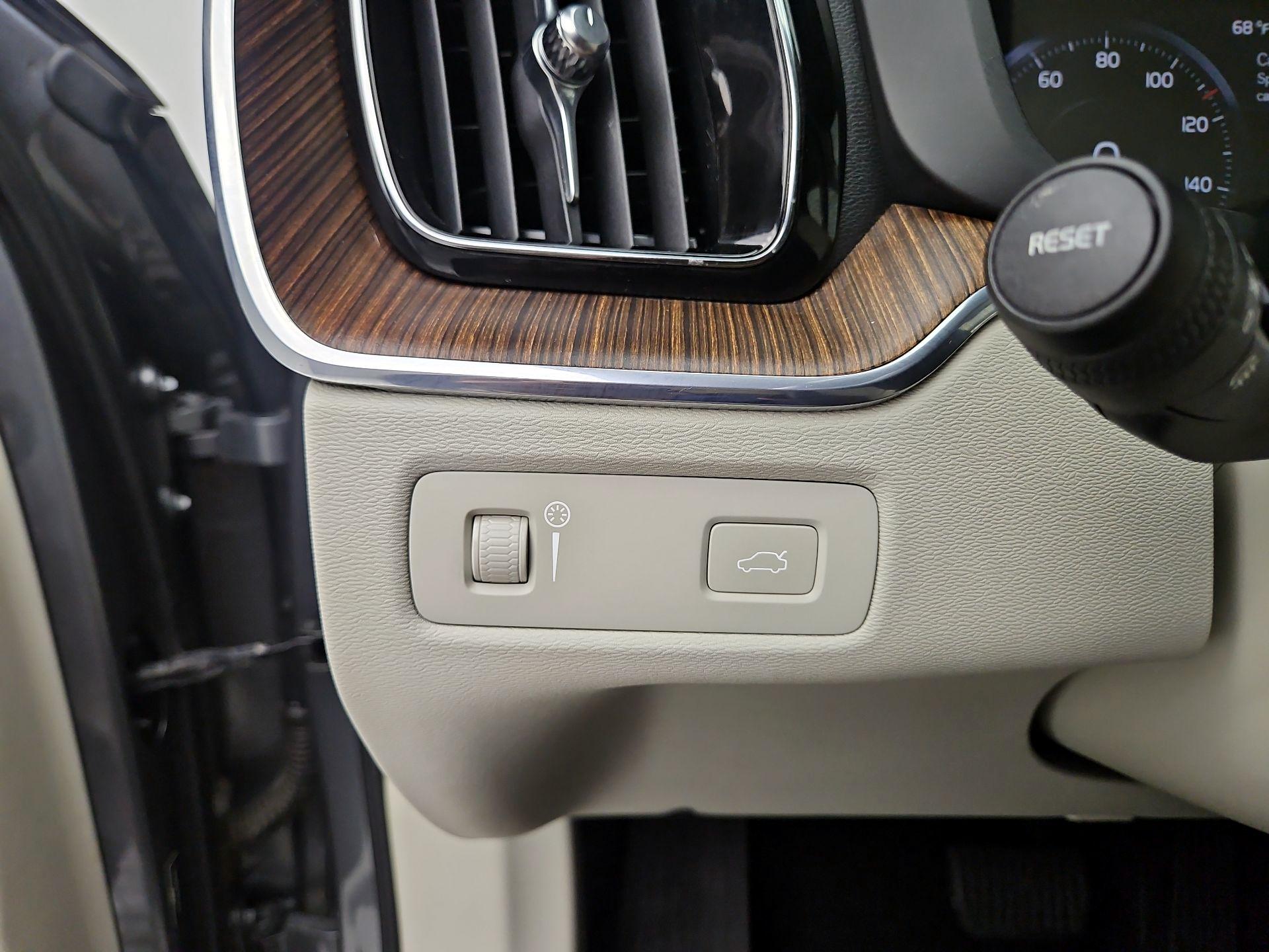 Thumbnail: 2021 Volvo XC60 - 13