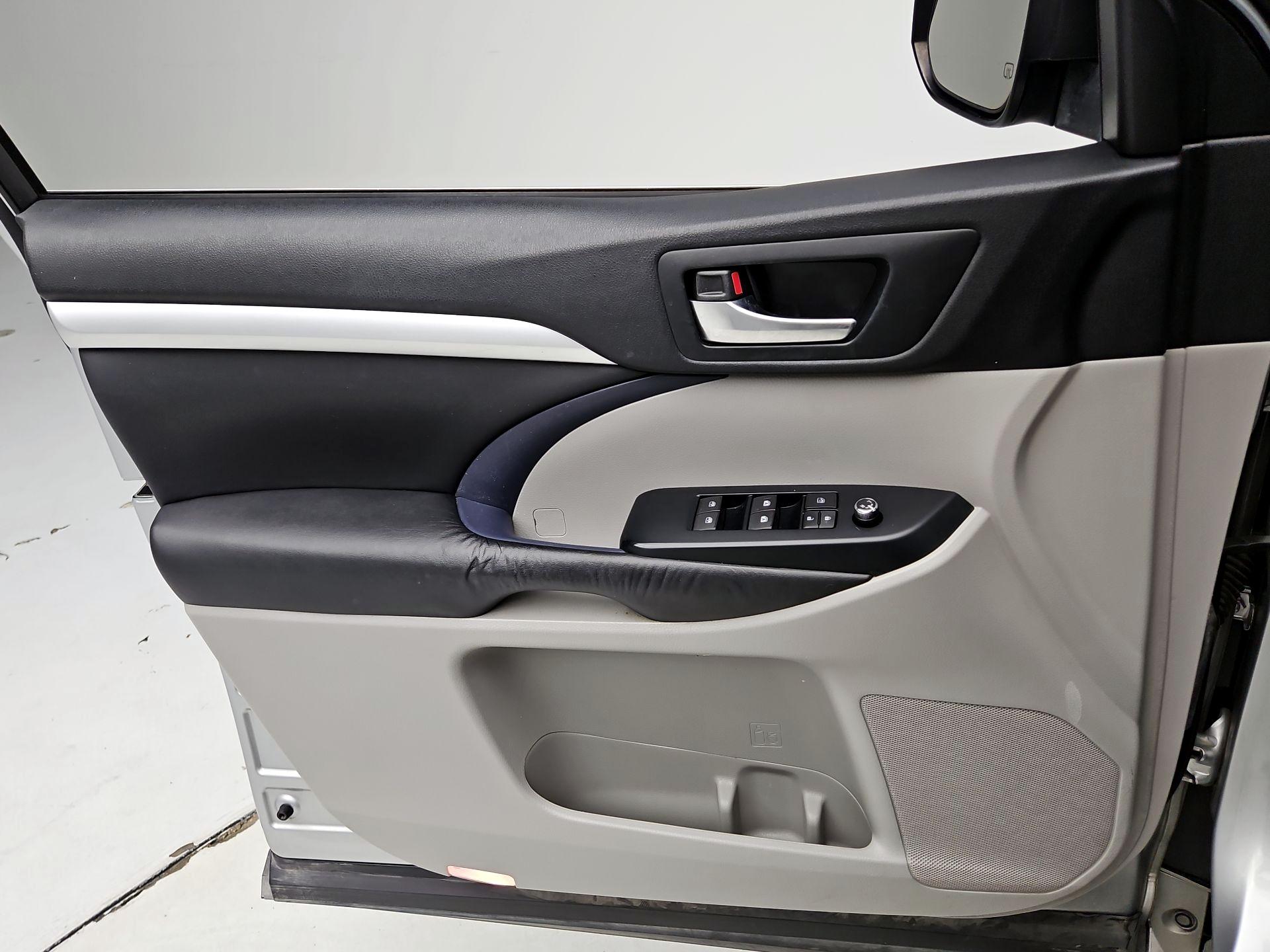 Thumbnail: 2016 Toyota Highlander - 12