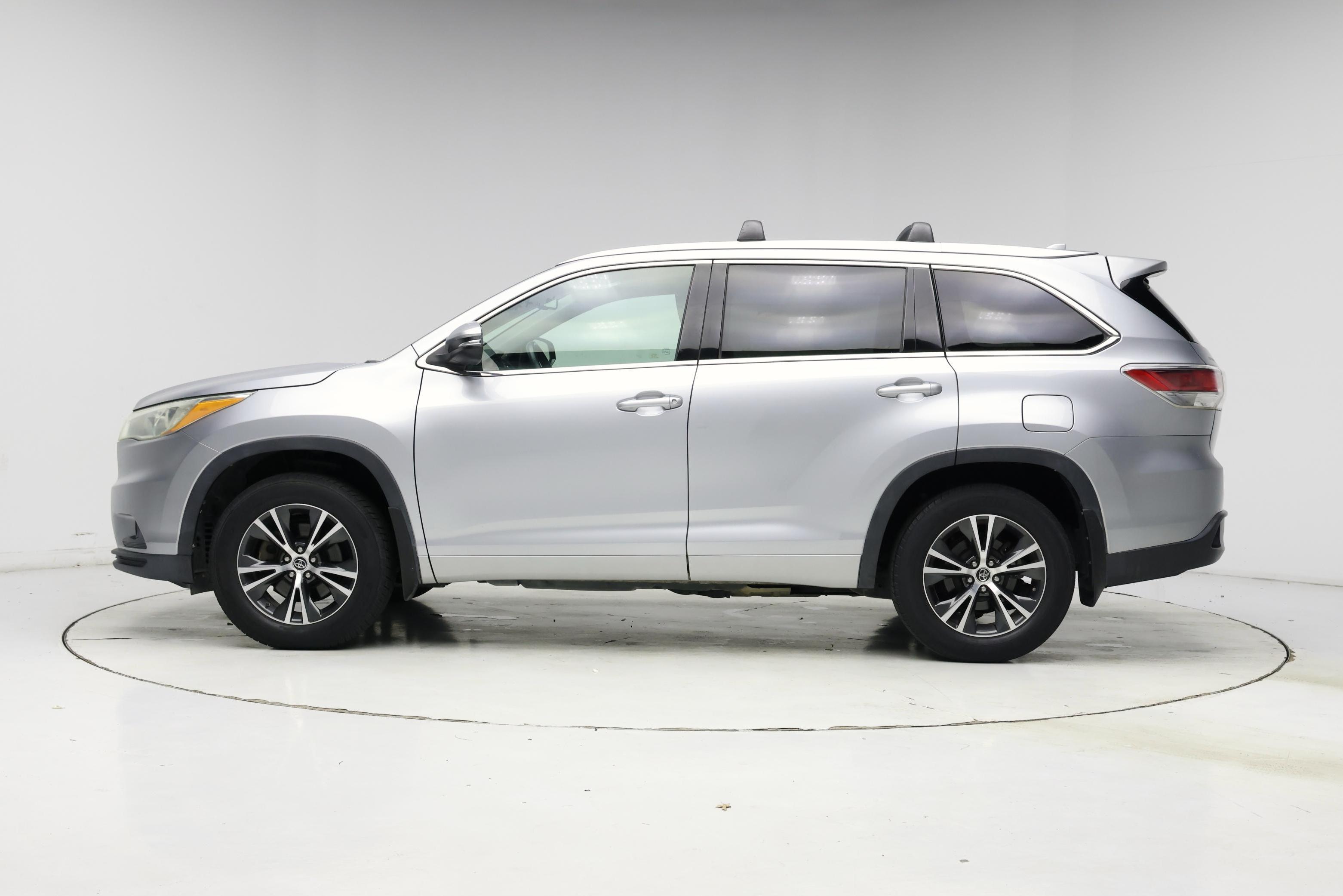 Thumbnail: 2016 Toyota Highlander - 3