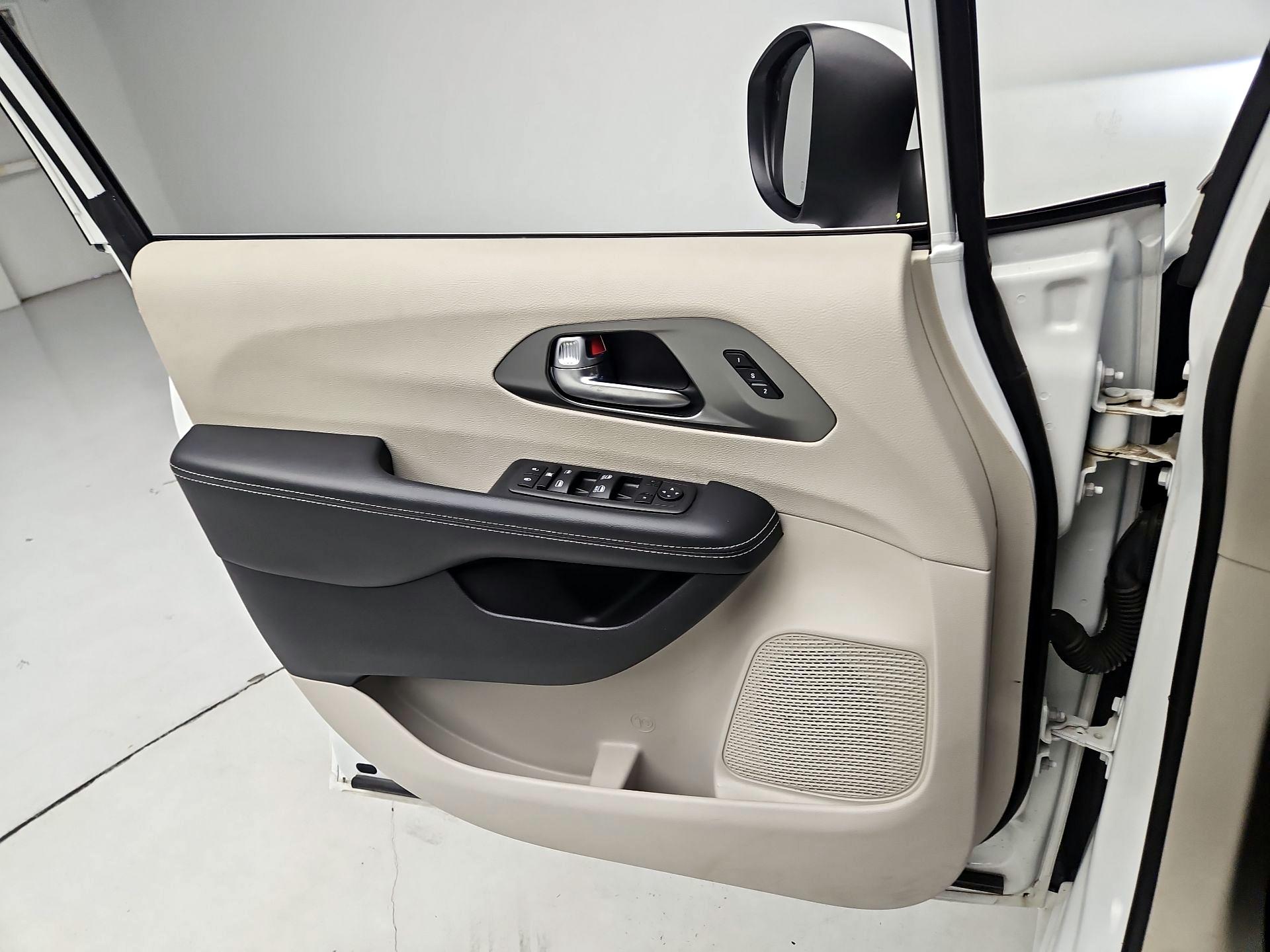 Thumbnail: 2023 Chrysler Pacifica - 12