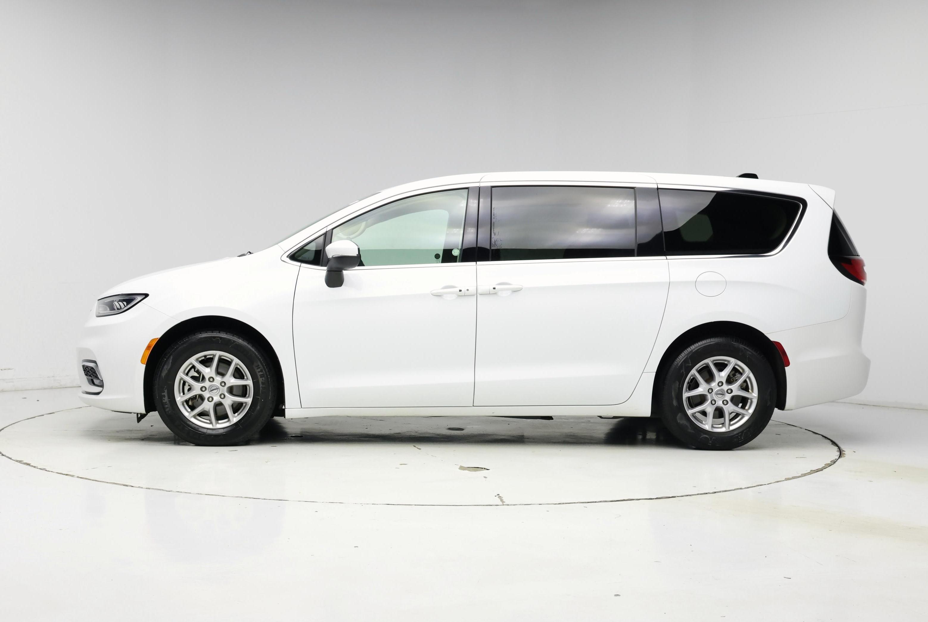 Thumbnail: 2023 Chrysler Pacifica - 3