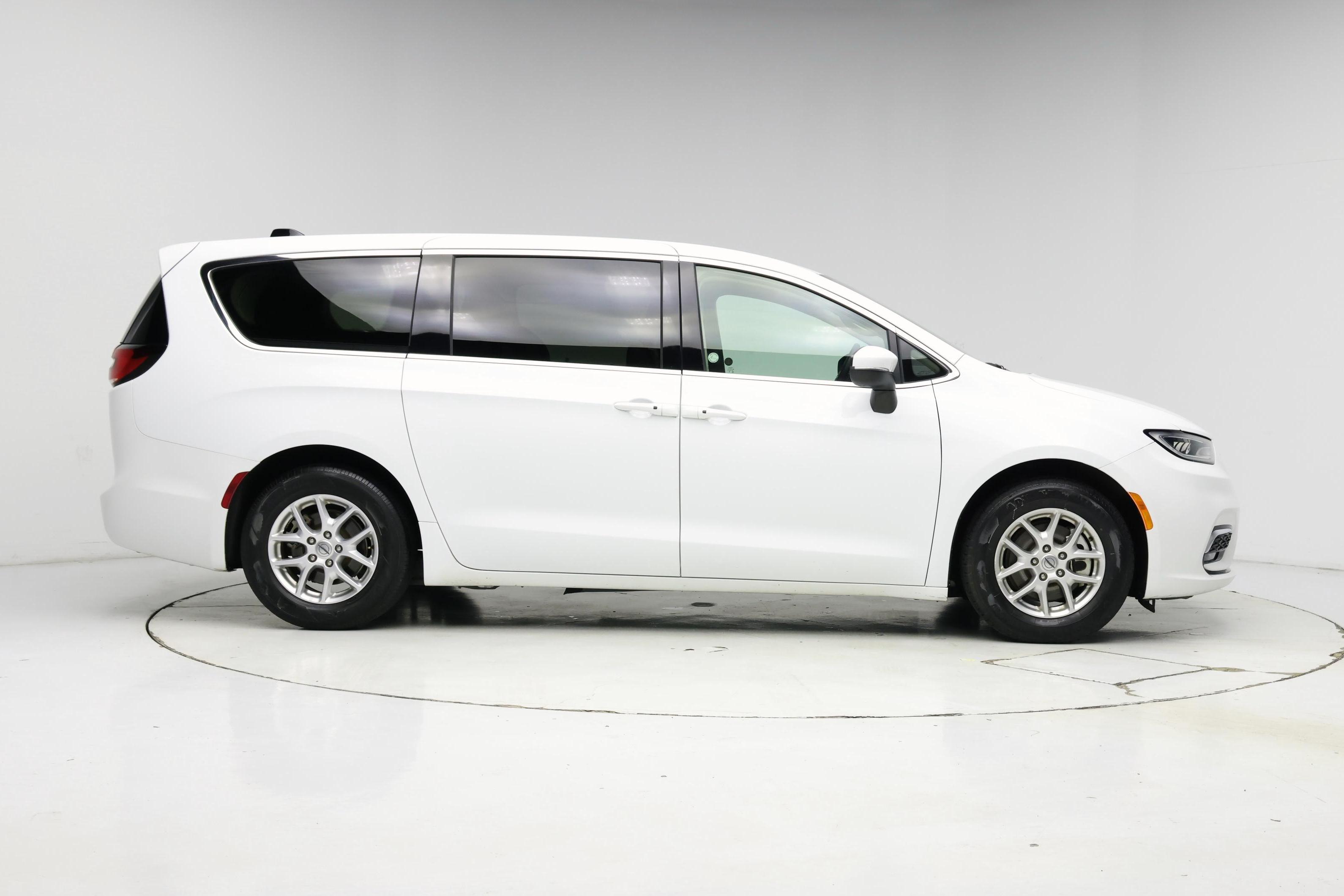 Thumbnail: 2023 Chrysler Pacifica - 7