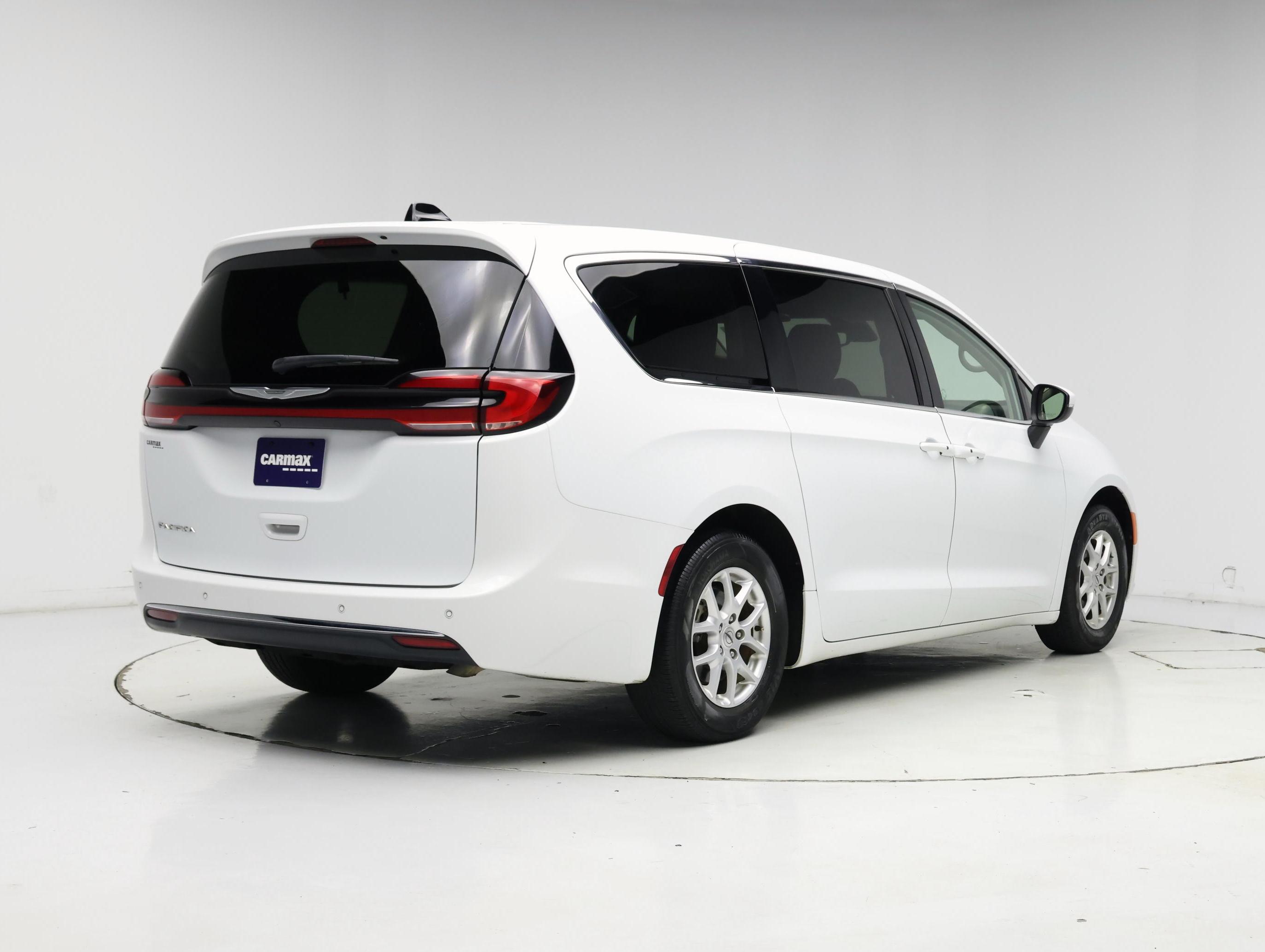 Thumbnail: 2023 Chrysler Pacifica - 8