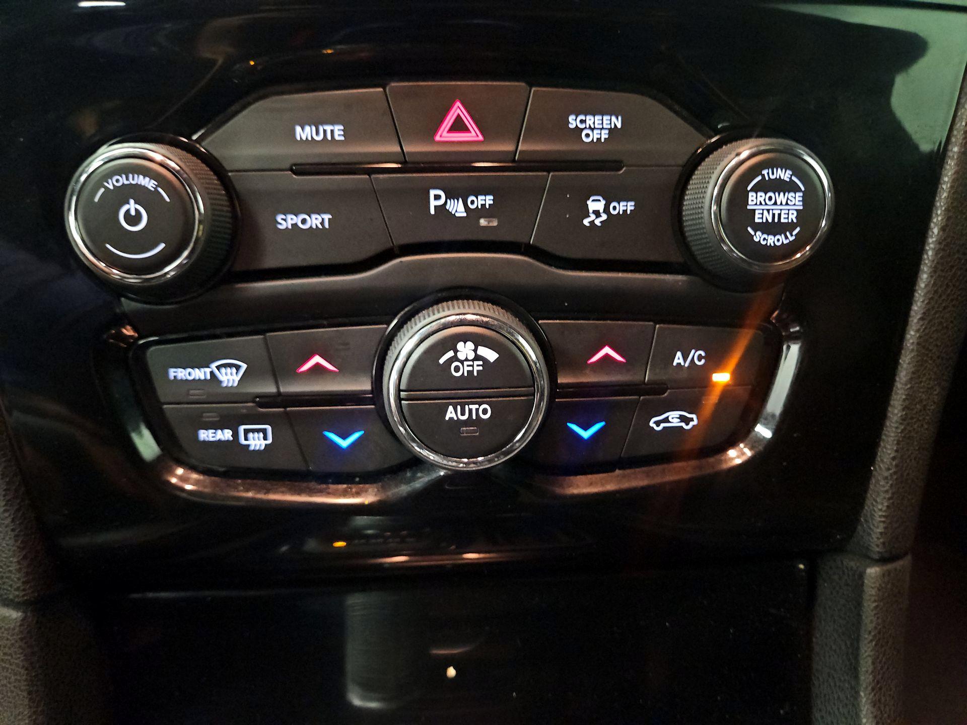 Thumbnail: 2022 Chrysler 300 - 17