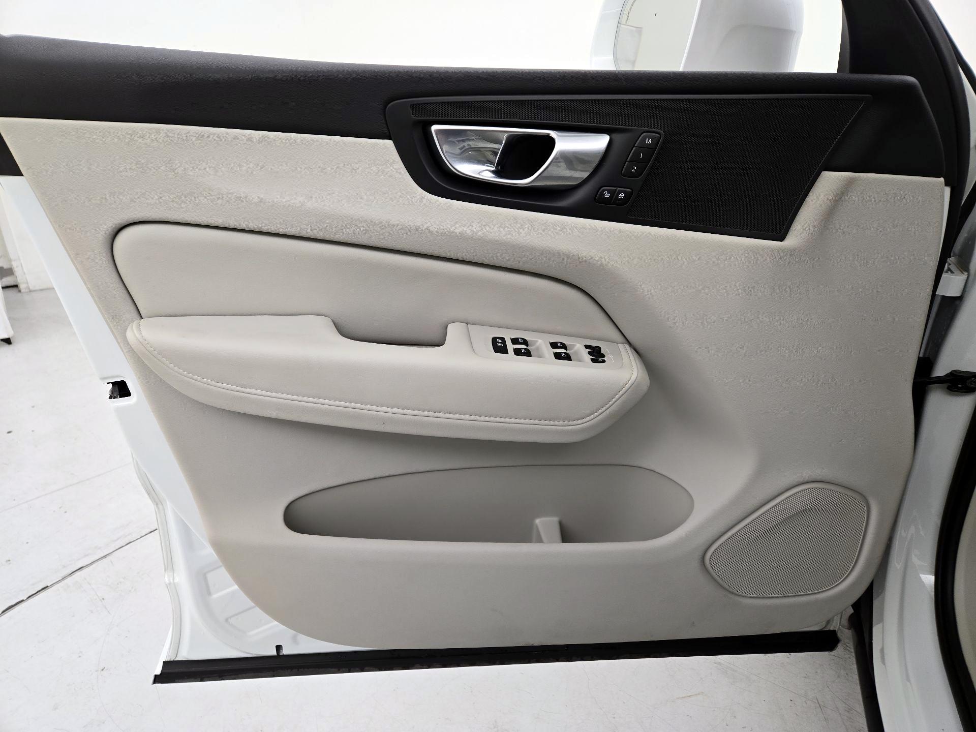 Thumbnail: 2023 Volvo XC60 - 12