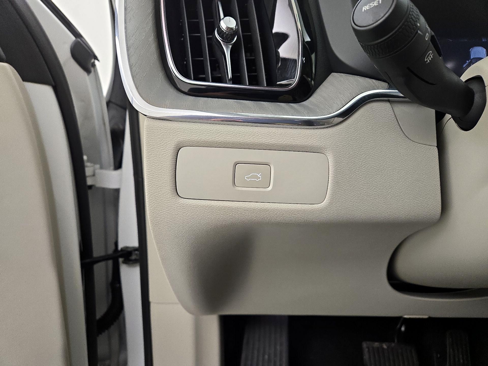 Thumbnail: 2023 Volvo XC60 - 13