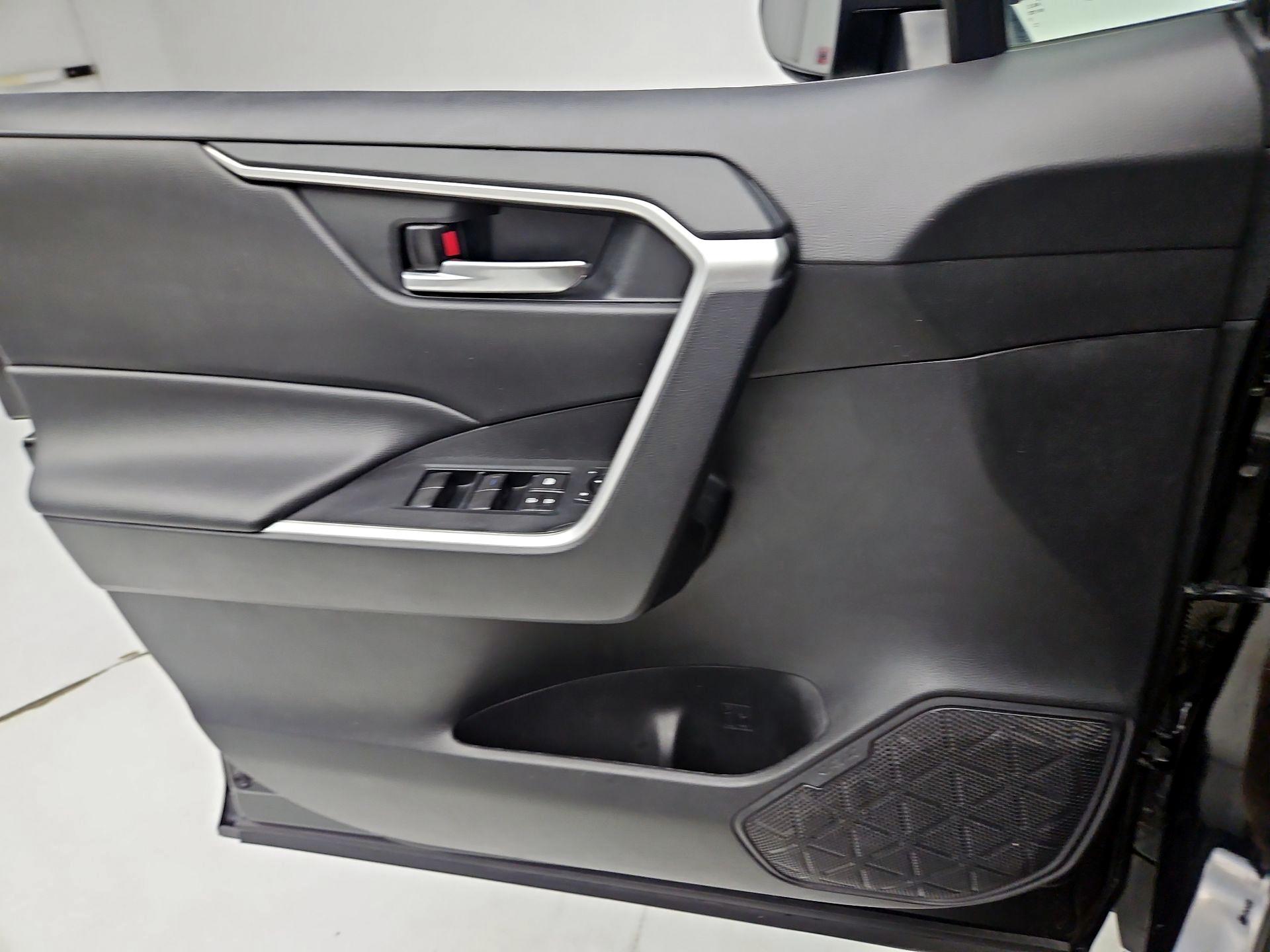 Thumbnail: 2020 Toyota RAV4 - 12