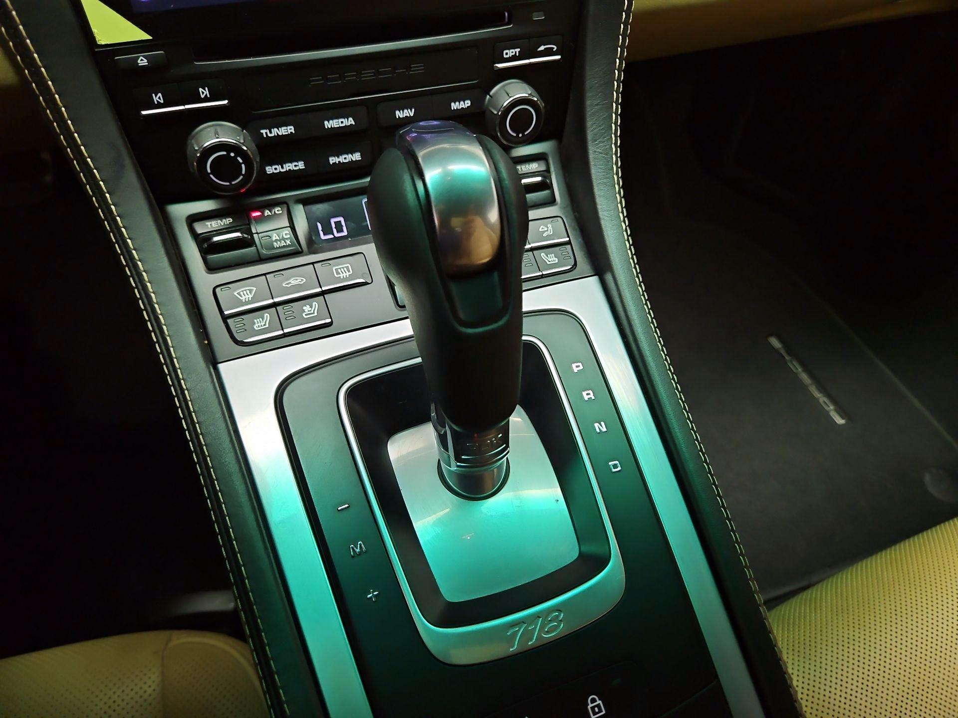 Thumbnail: 2021 Porsche 718 Boxster - 17