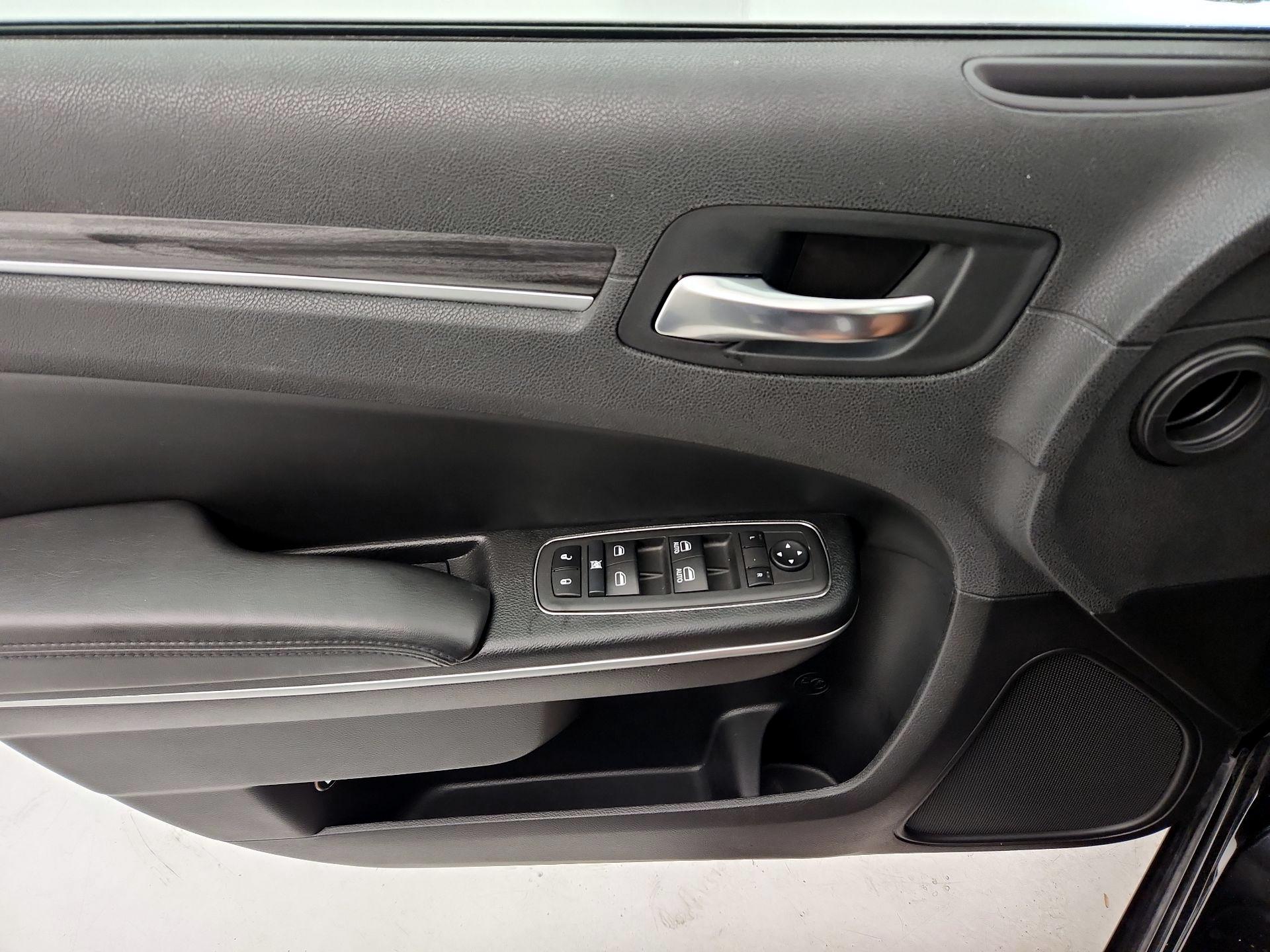 Thumbnail: 2021 Chrysler 300 - 12