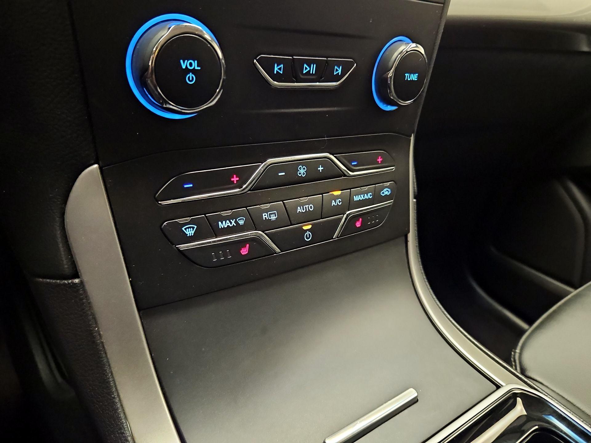 Thumbnail: 2020 Ford Edge - 16