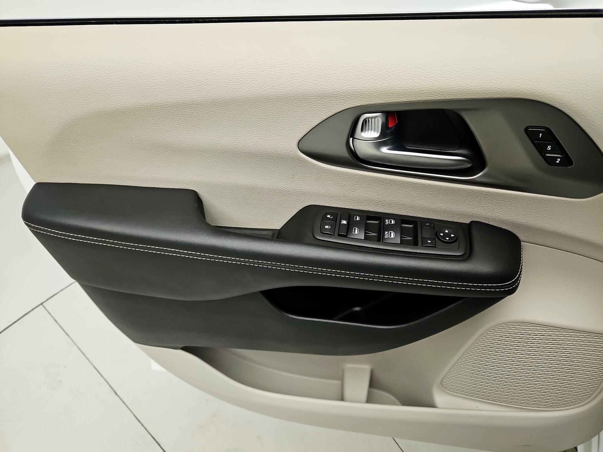 Thumbnail: 2022 Chrysler Pacifica - 12