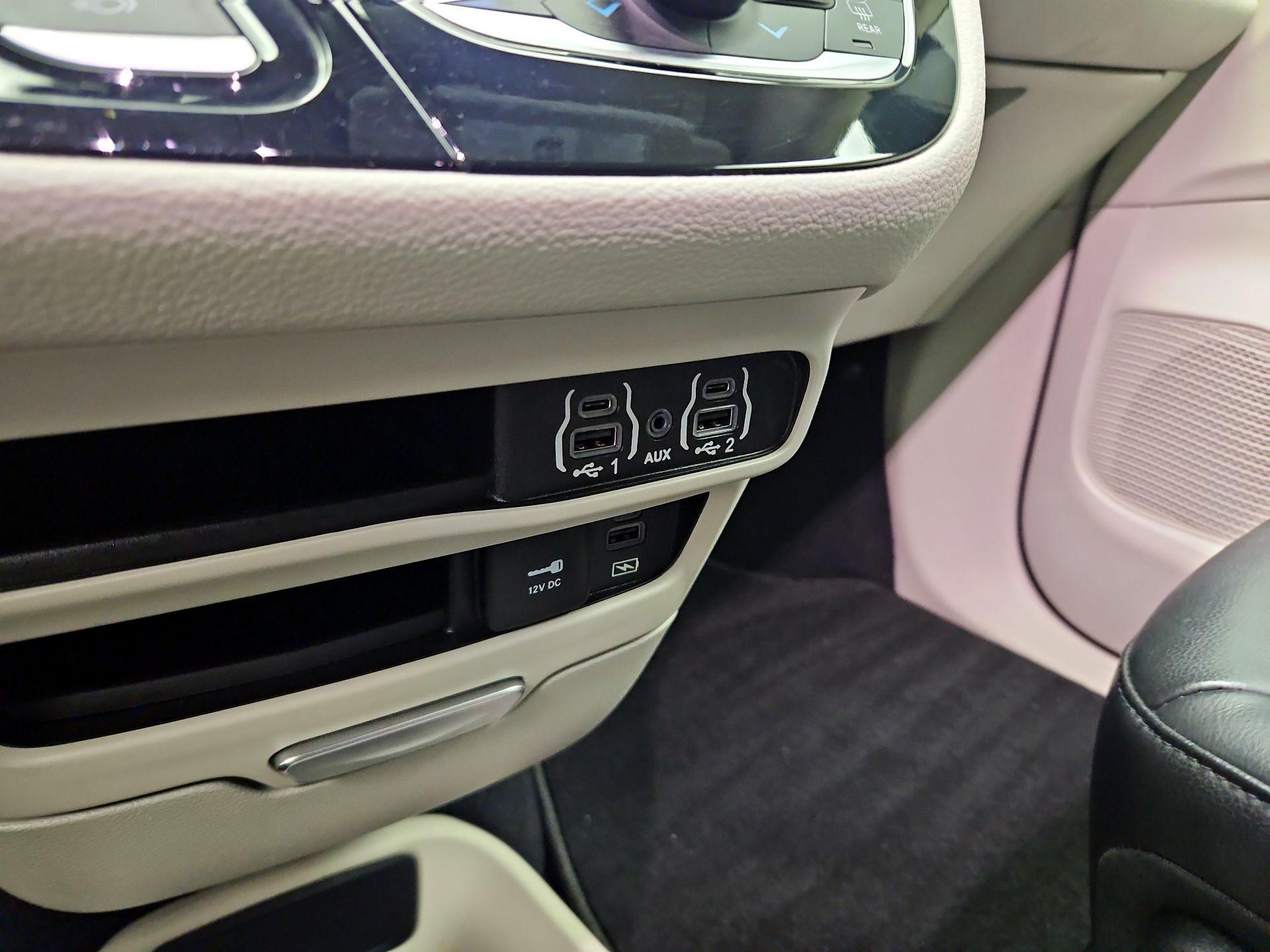 Thumbnail: 2022 Chrysler Pacifica - 18