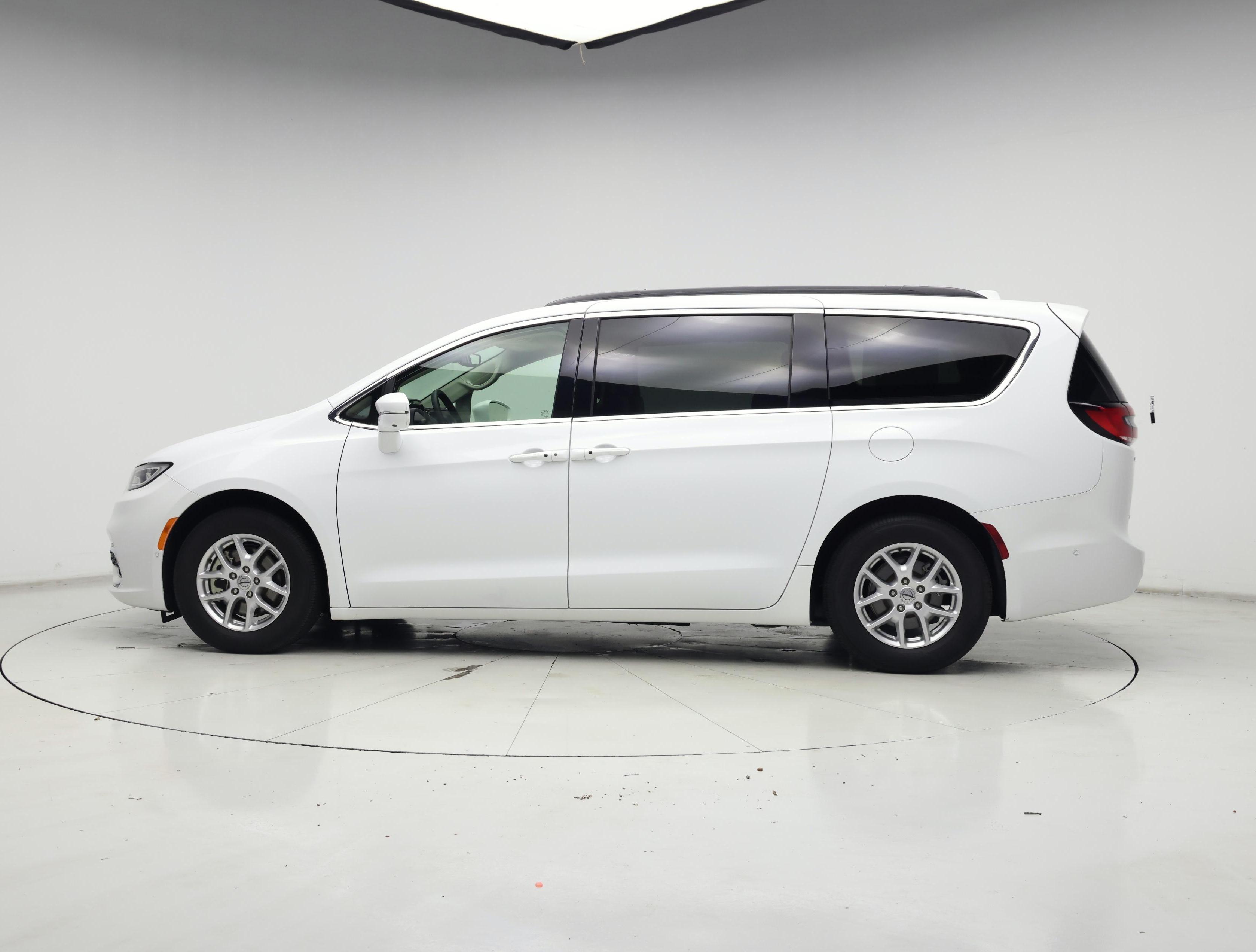 Thumbnail: 2022 Chrysler Pacifica - 3