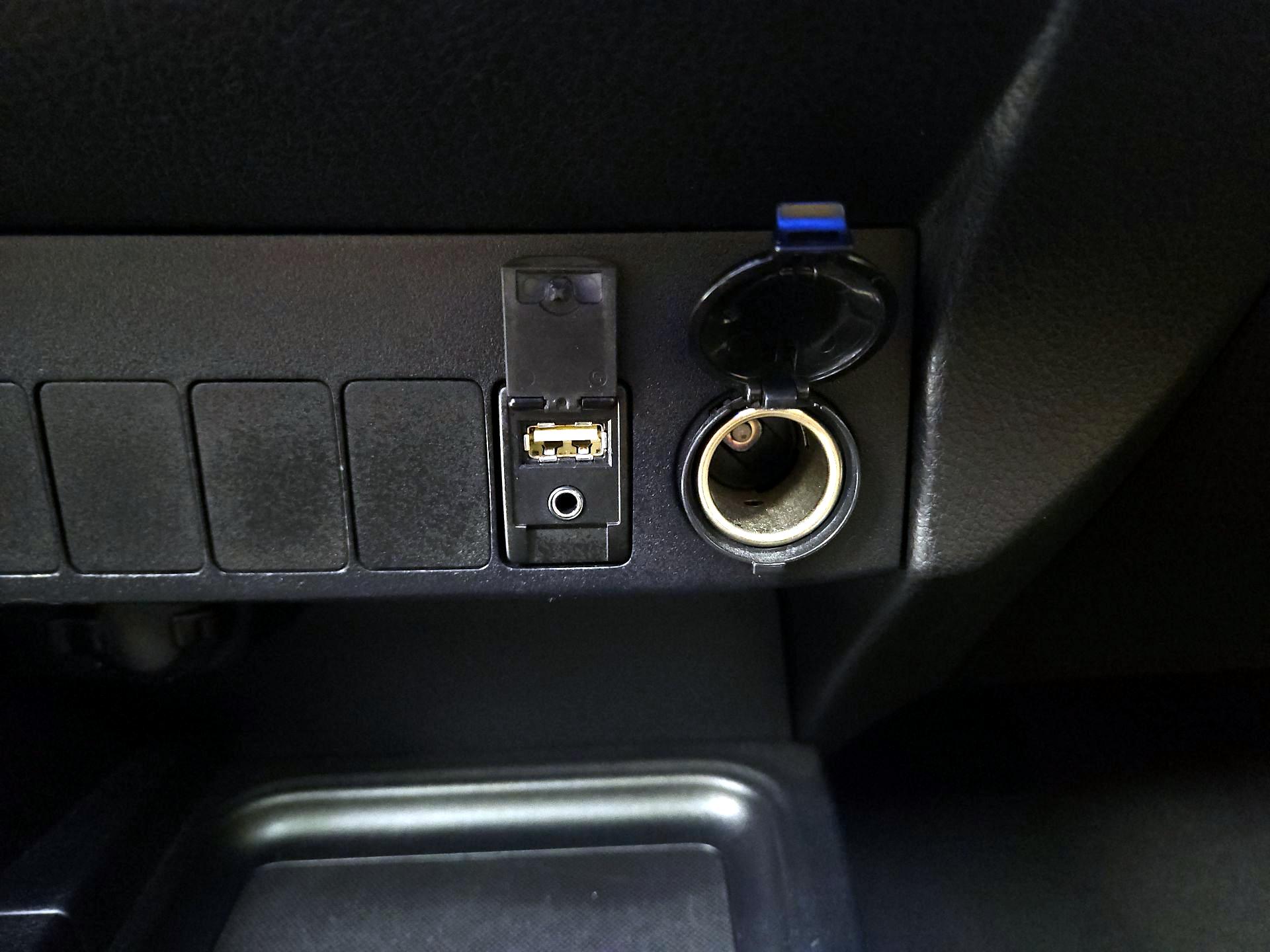 Thumbnail: 2017 Toyota RAV4 - 18