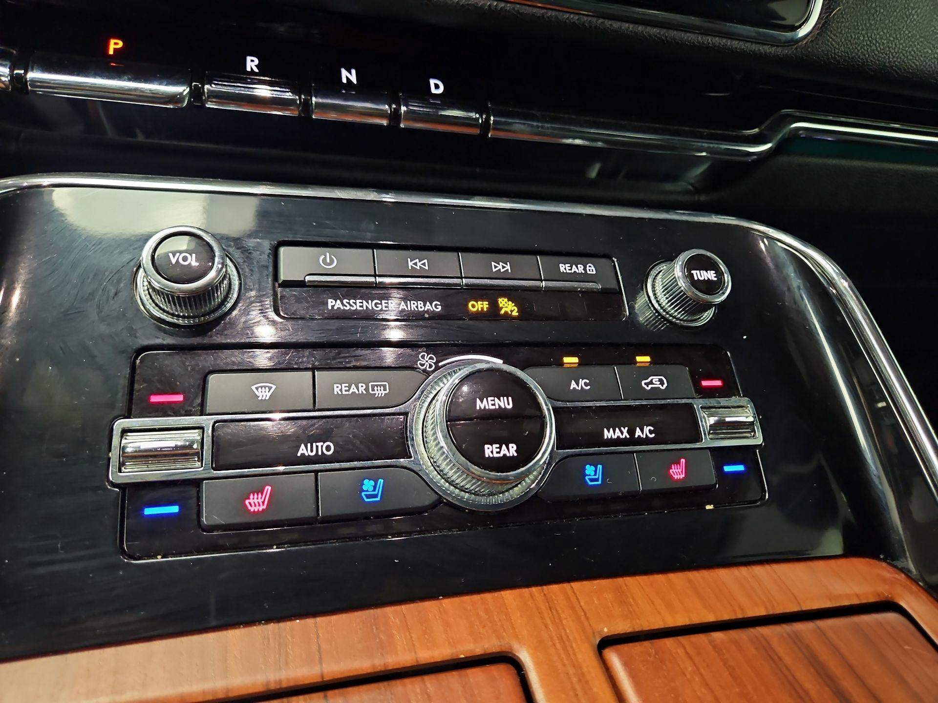 Thumbnail: 2020 Lincoln Navigator - 17