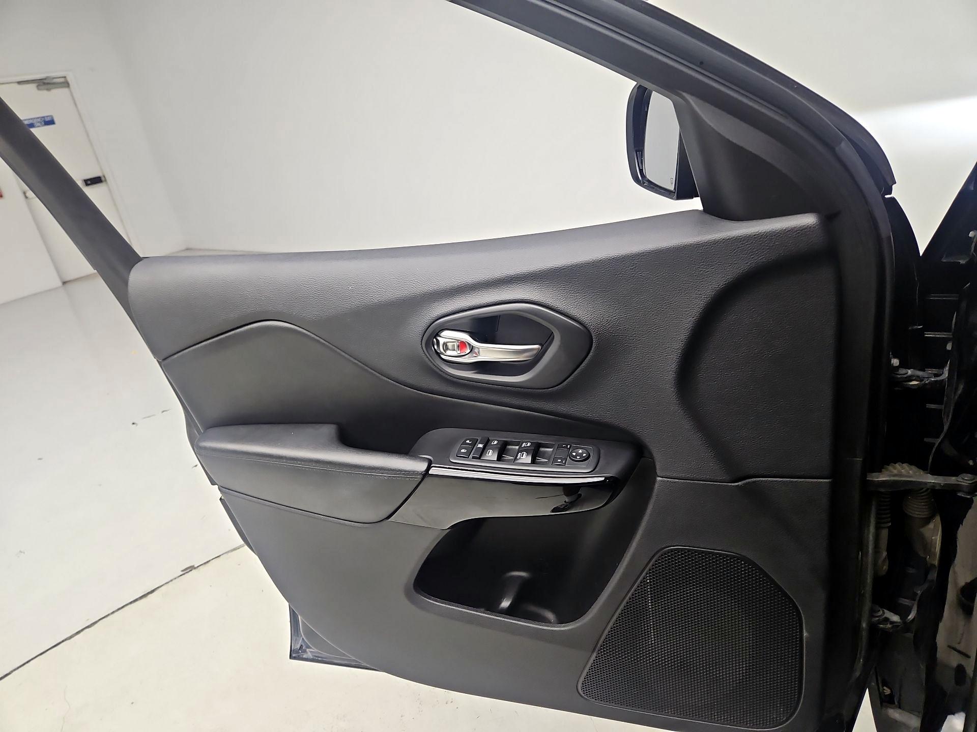 Thumbnail: 2020 Jeep Cherokee - 12