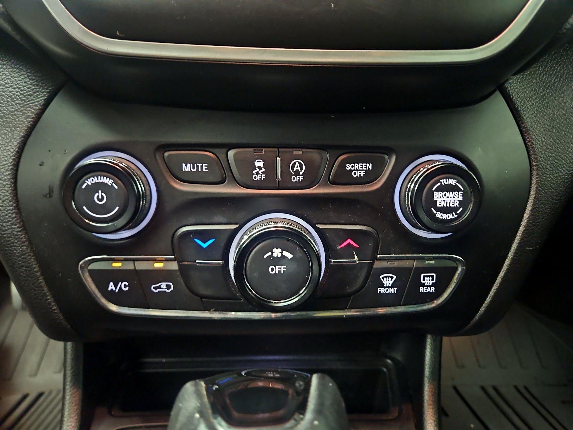 Thumbnail: 2020 Jeep Cherokee - 16