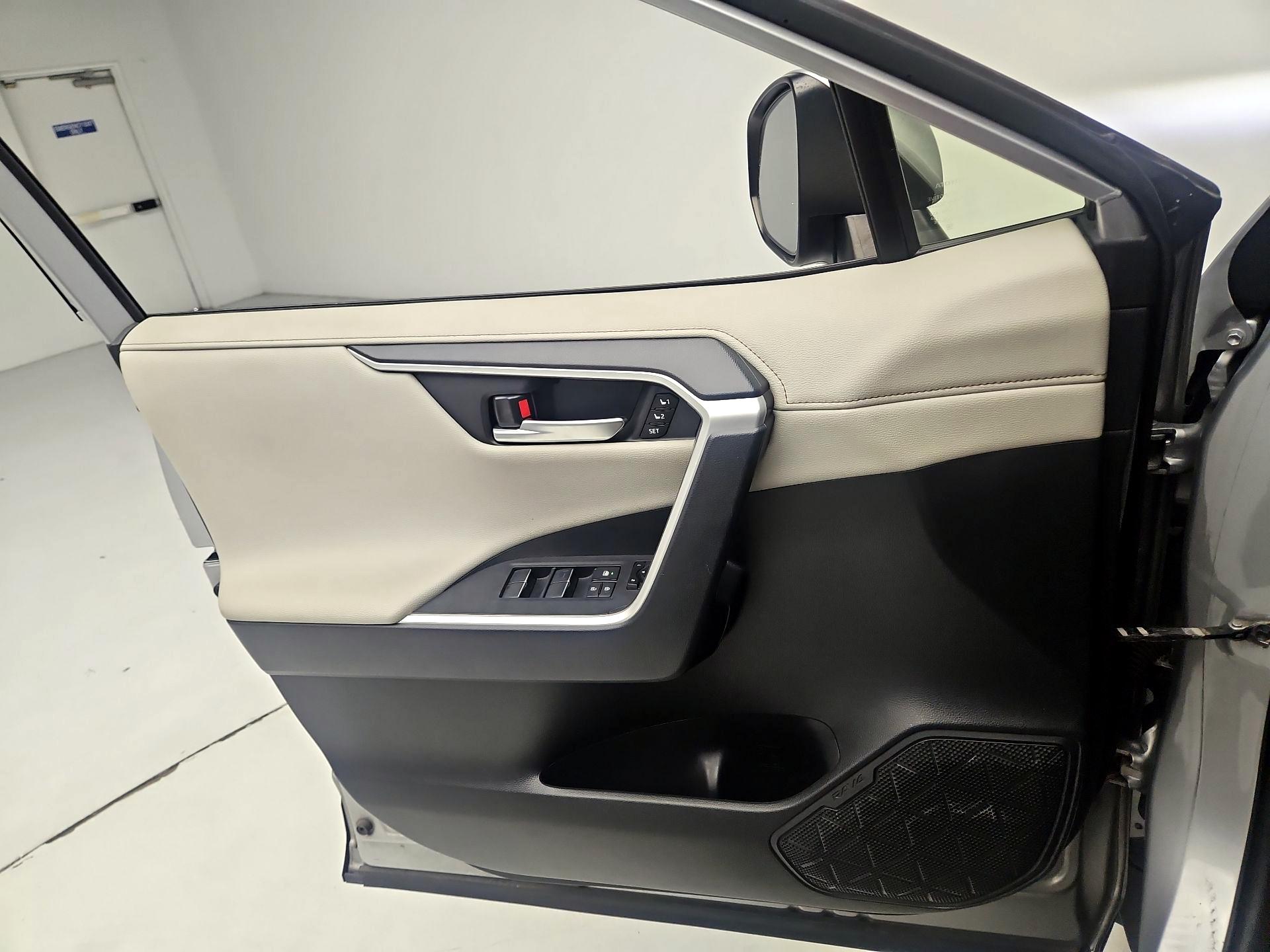 Thumbnail: 2019 Toyota RAV4 - 12