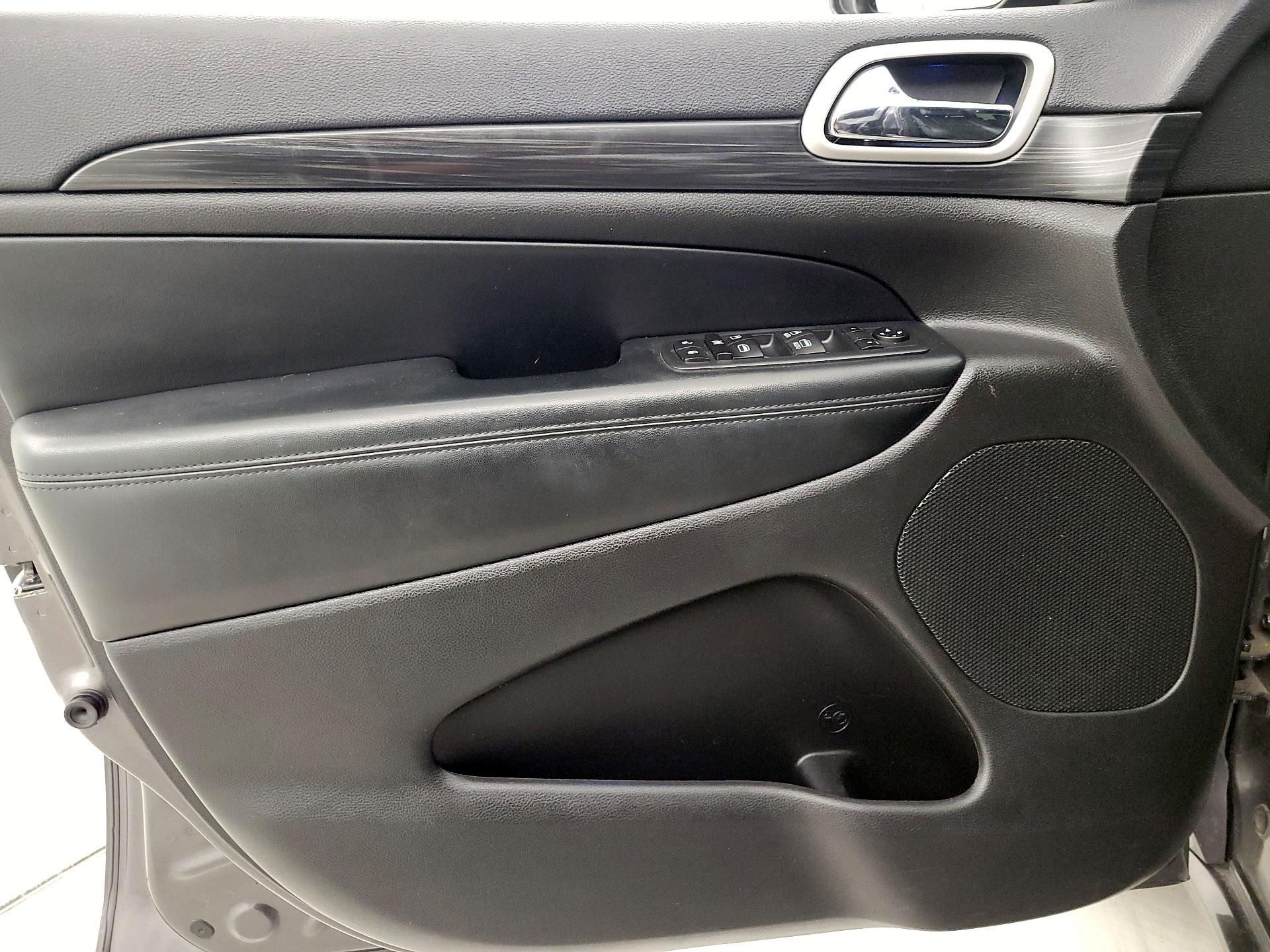 Thumbnail: 2020 Jeep Grand Cherokee - 12