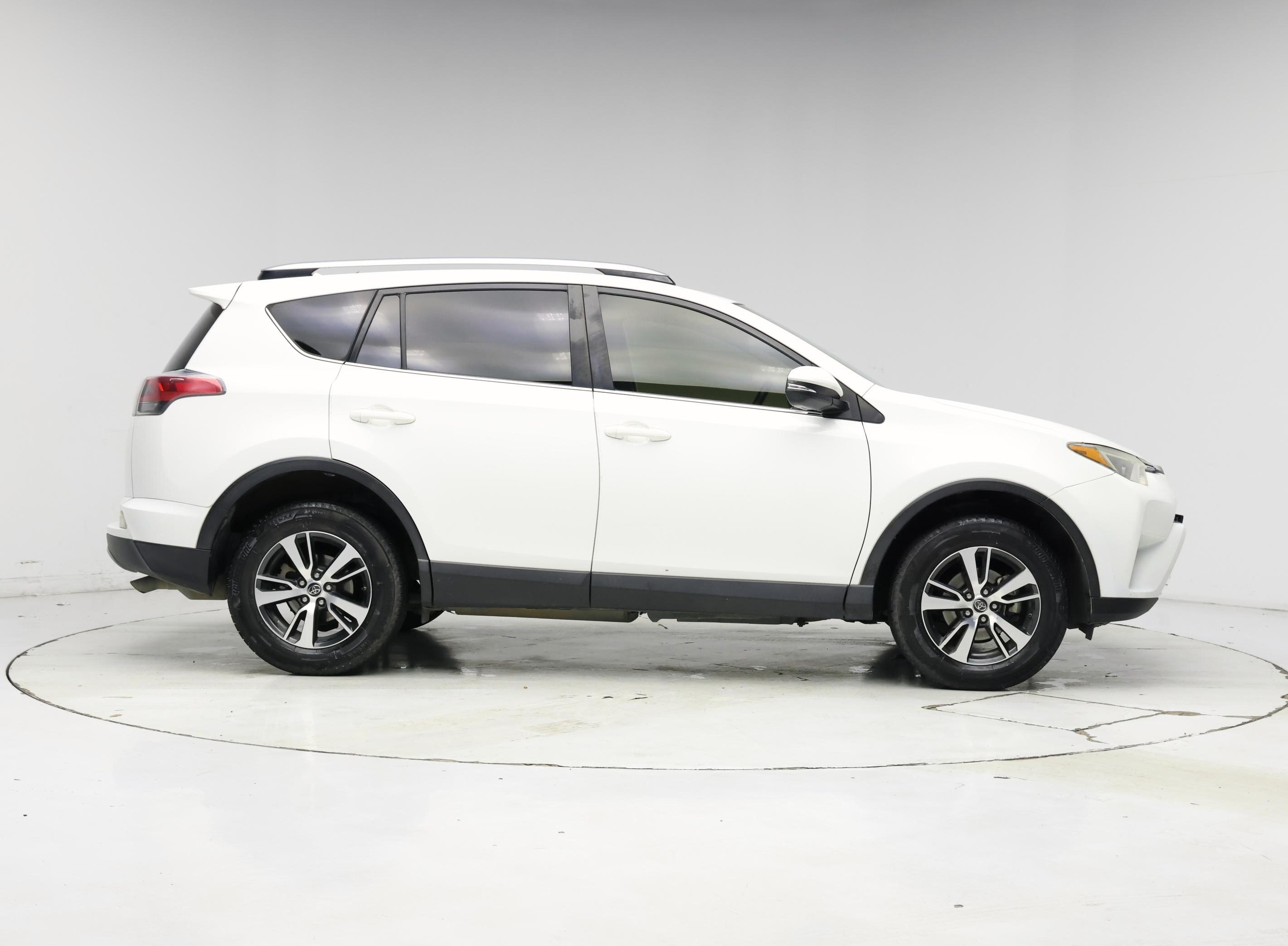 Thumbnail: 2017 Toyota RAV4 - 7