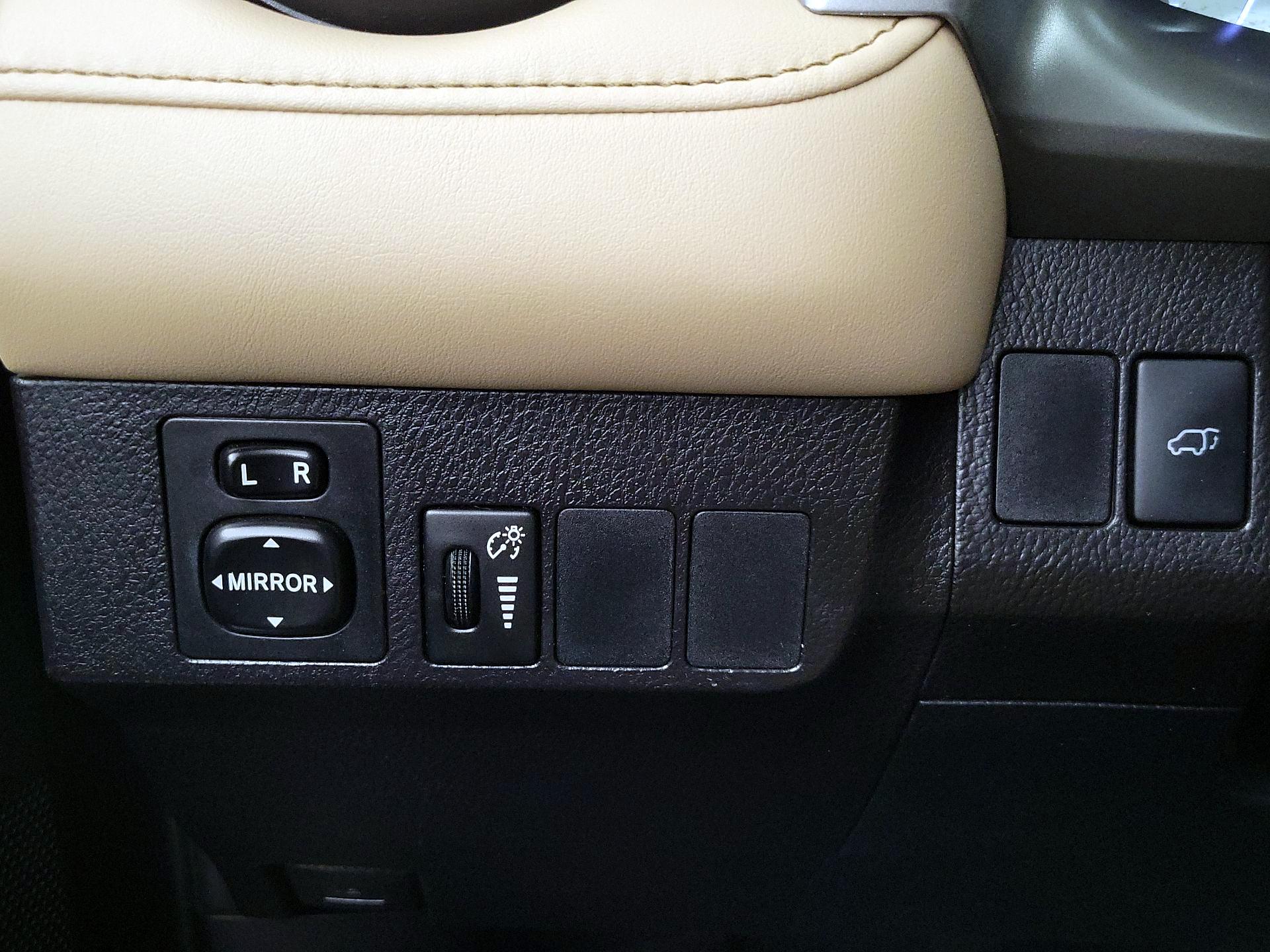 Thumbnail: 2016 Toyota RAV4 - 13