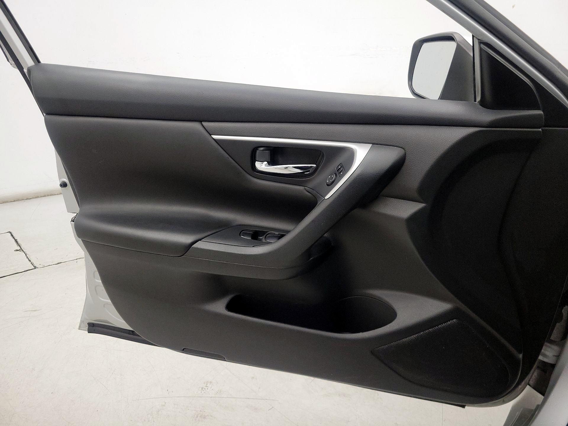 Thumbnail: 2016 Nissan Altima - 12