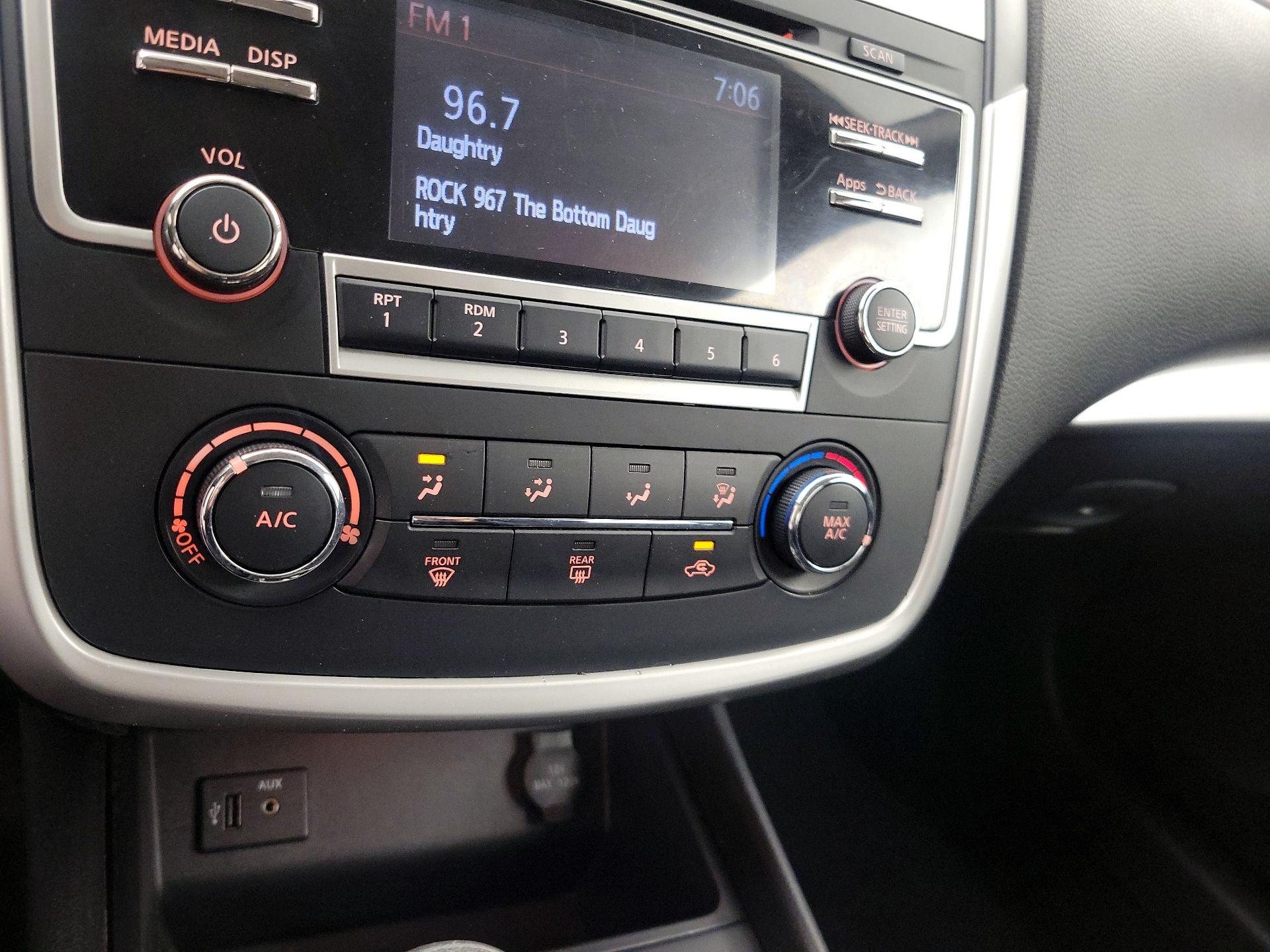 Thumbnail: 2016 Nissan Altima - 16