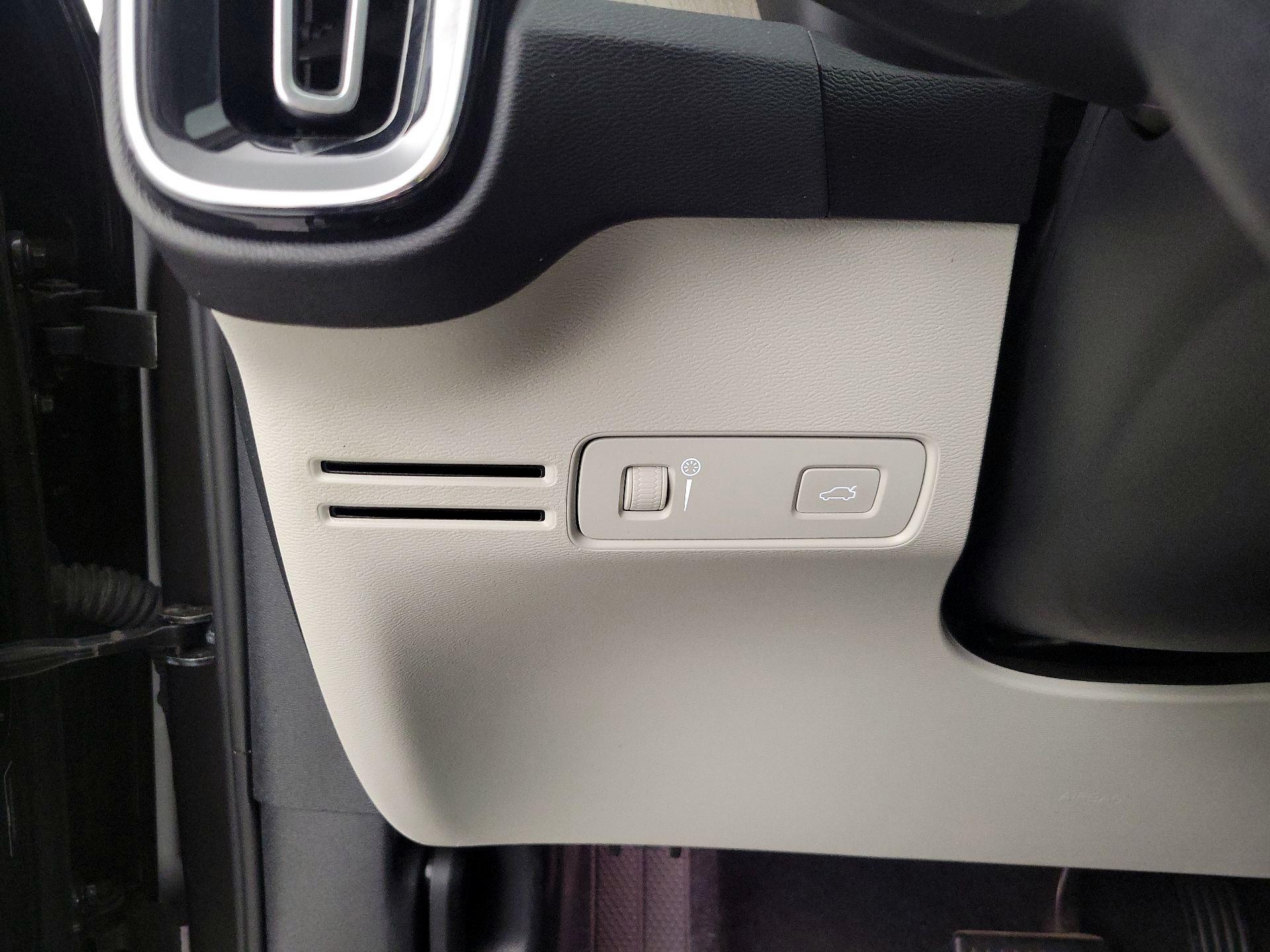 Thumbnail: 2019 Volvo XC40 - 13