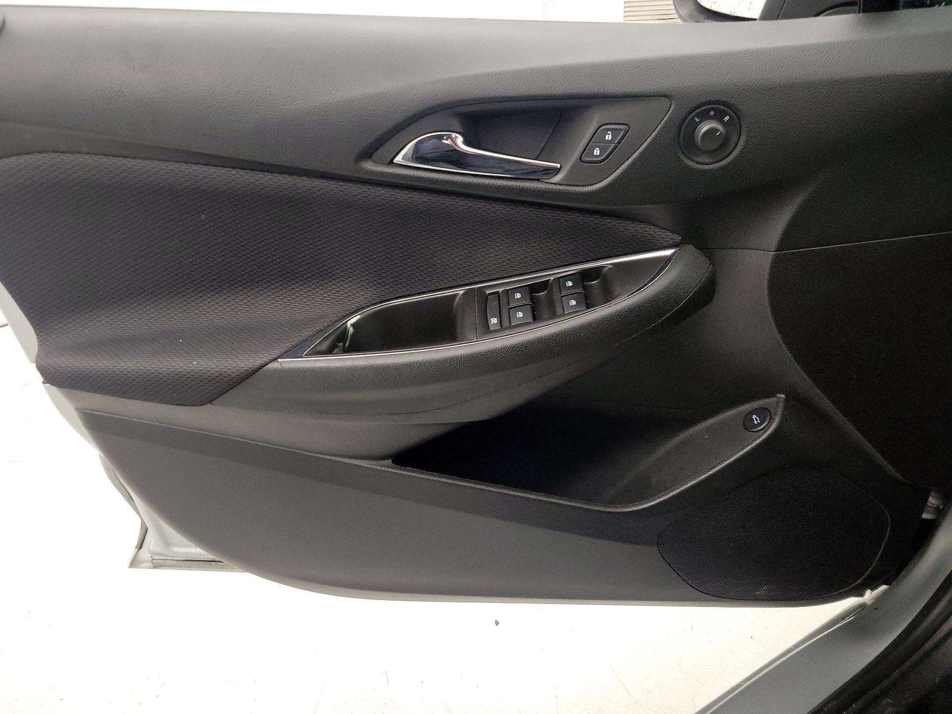 Thumbnail: 2018 Chevrolet Cruze - 12