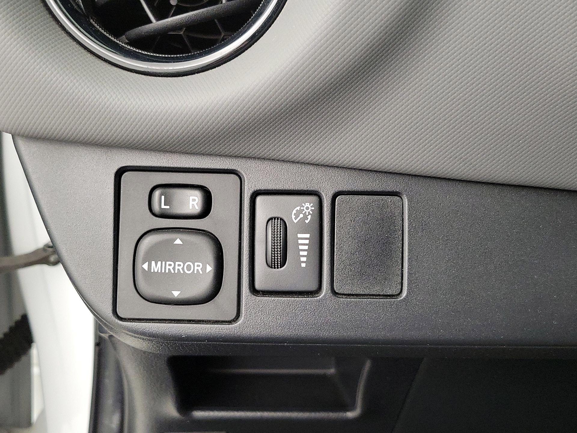 Thumbnail: 2015 Toyota Yaris - 13