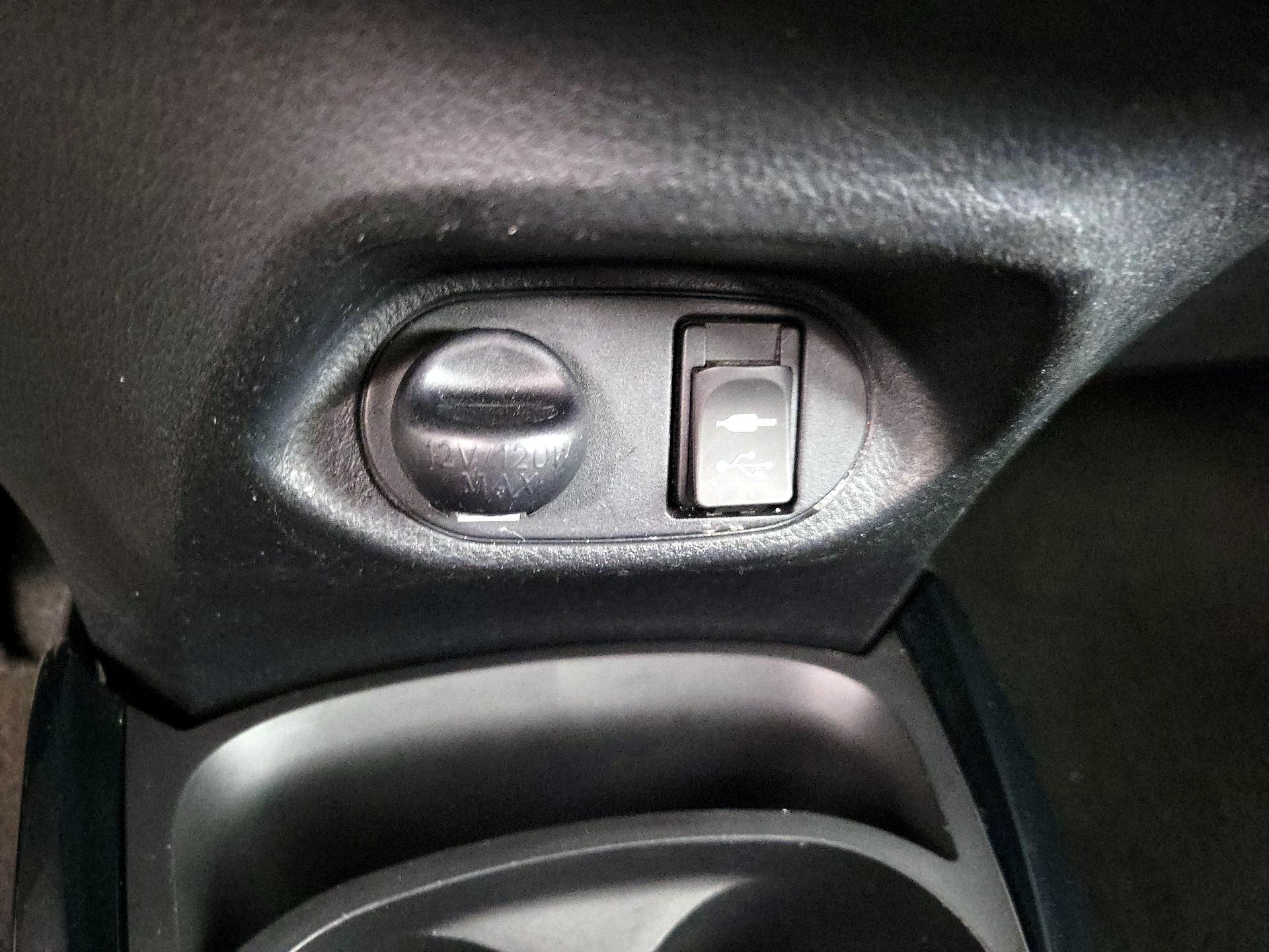 Thumbnail: 2015 Toyota Yaris - 17