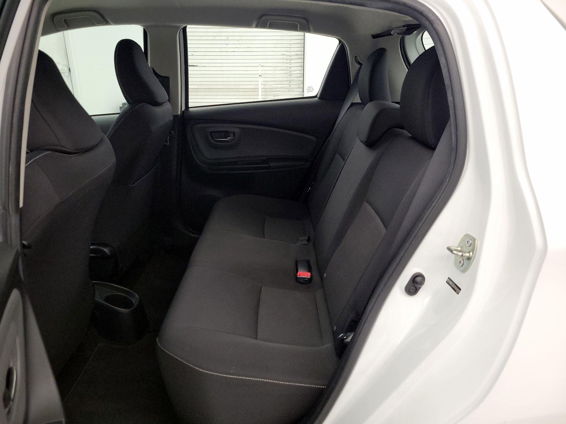 Thumbnail: 2015 Toyota Yaris - 18