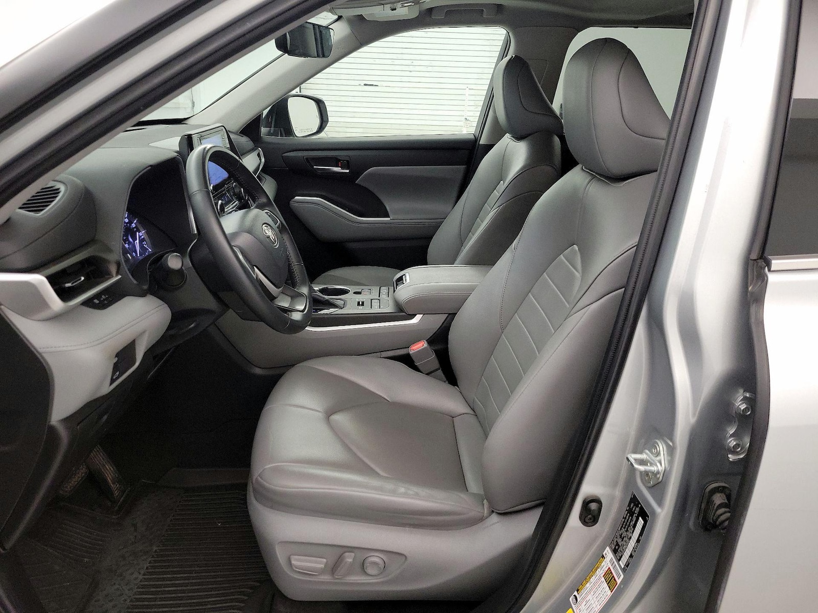 2022 Toyota Highlander XLE - Photo 12