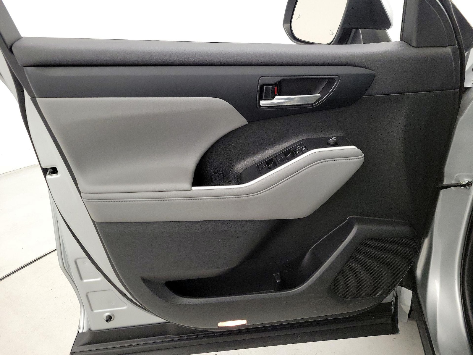 2022 Toyota Highlander XLE - Photo 13