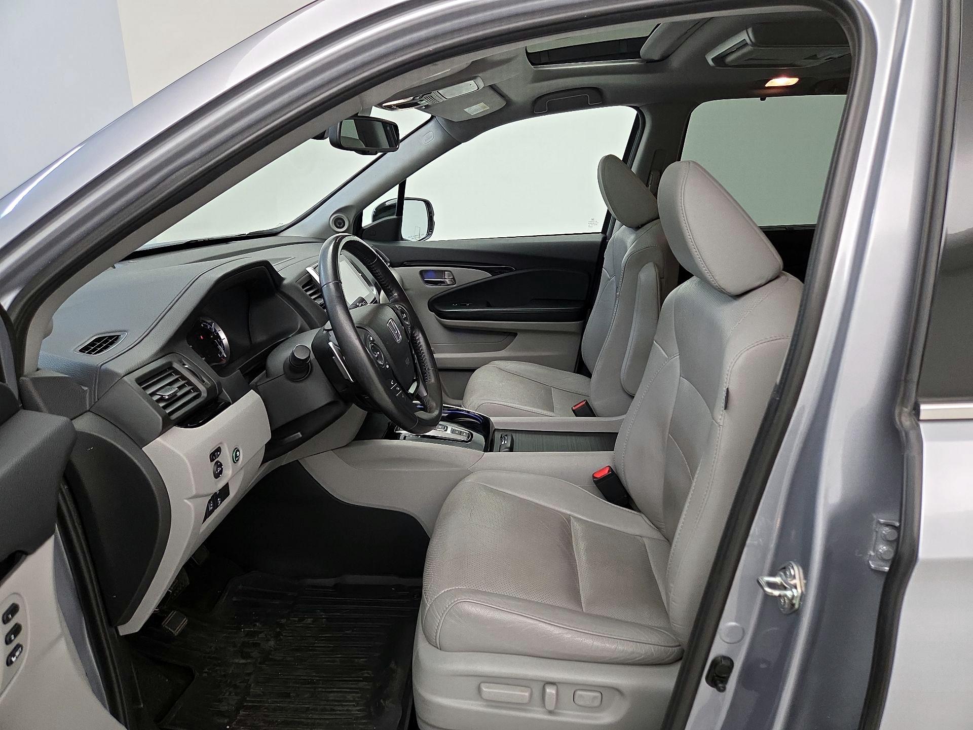 Thumbnail: 2017 Honda Pilot - 9