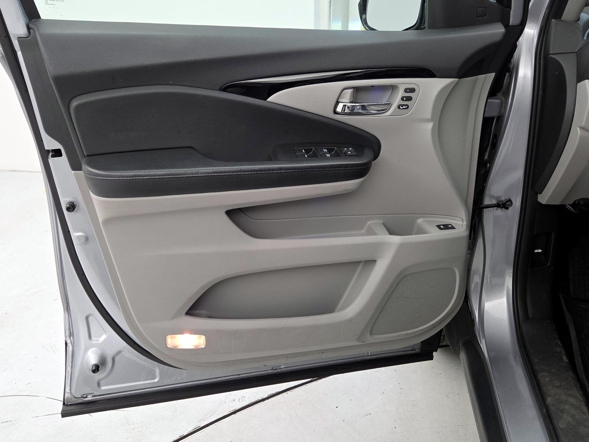 Thumbnail: 2017 Honda Pilot - 10