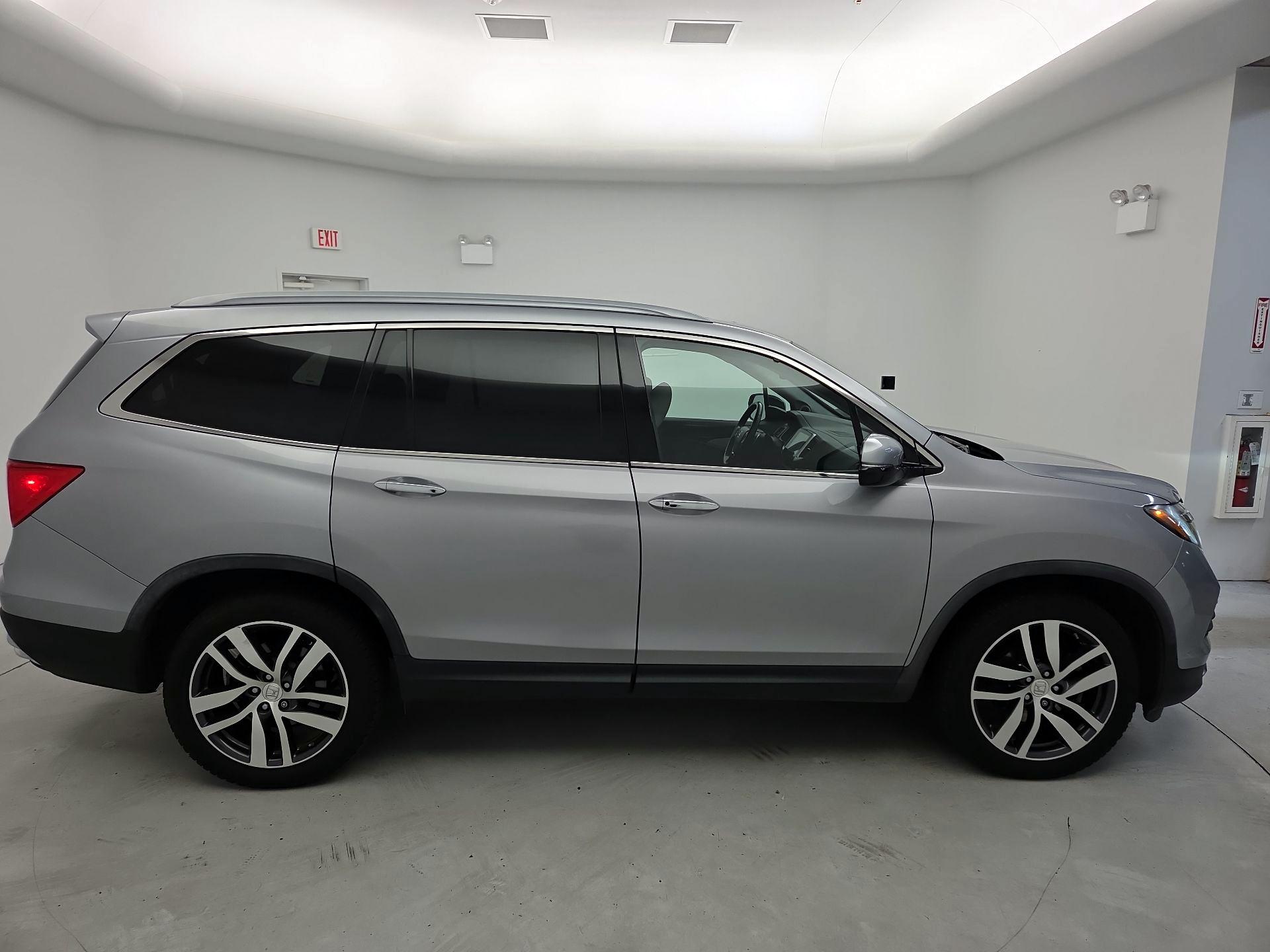 Thumbnail: 2017 Honda Pilot - 4