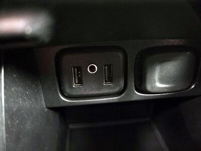USB/AUX Ports