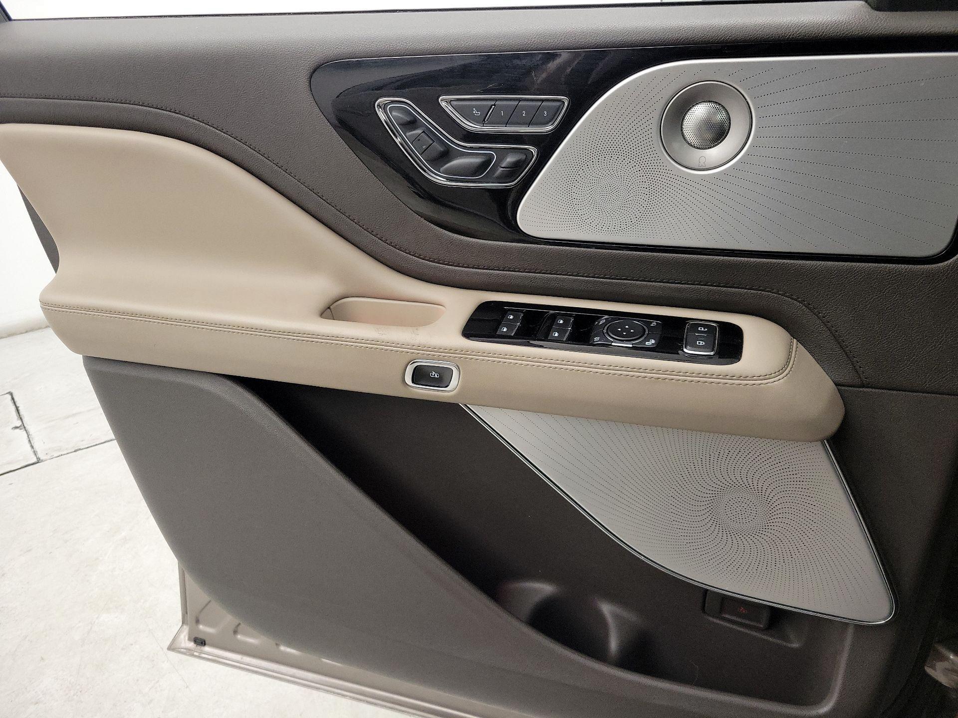 Thumbnail: 2020 Lincoln Aviator - 12