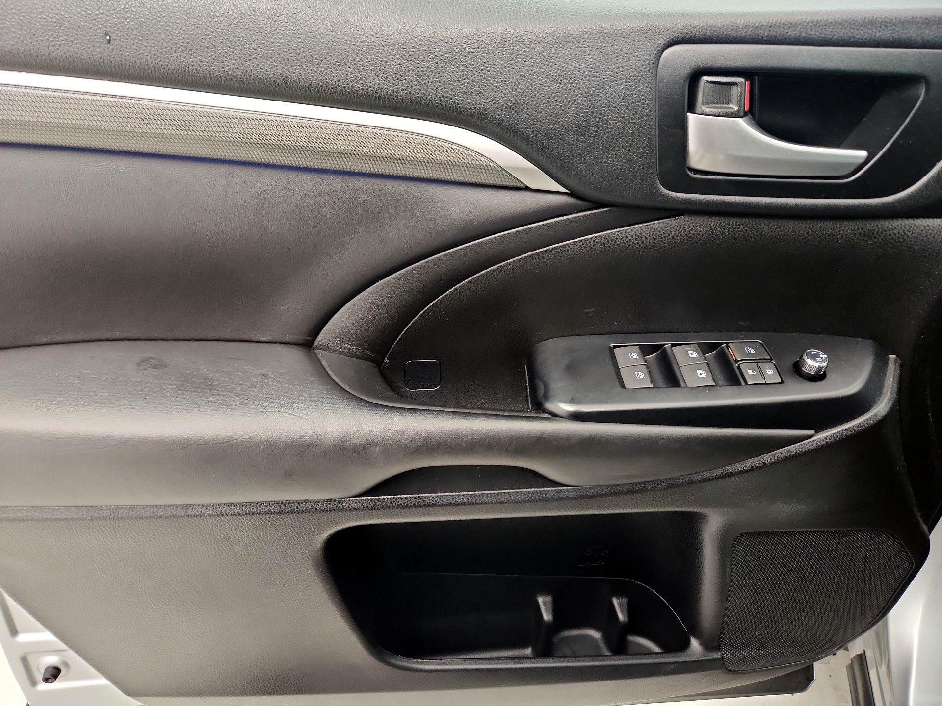 Thumbnail: 2018 Toyota Highlander - 12