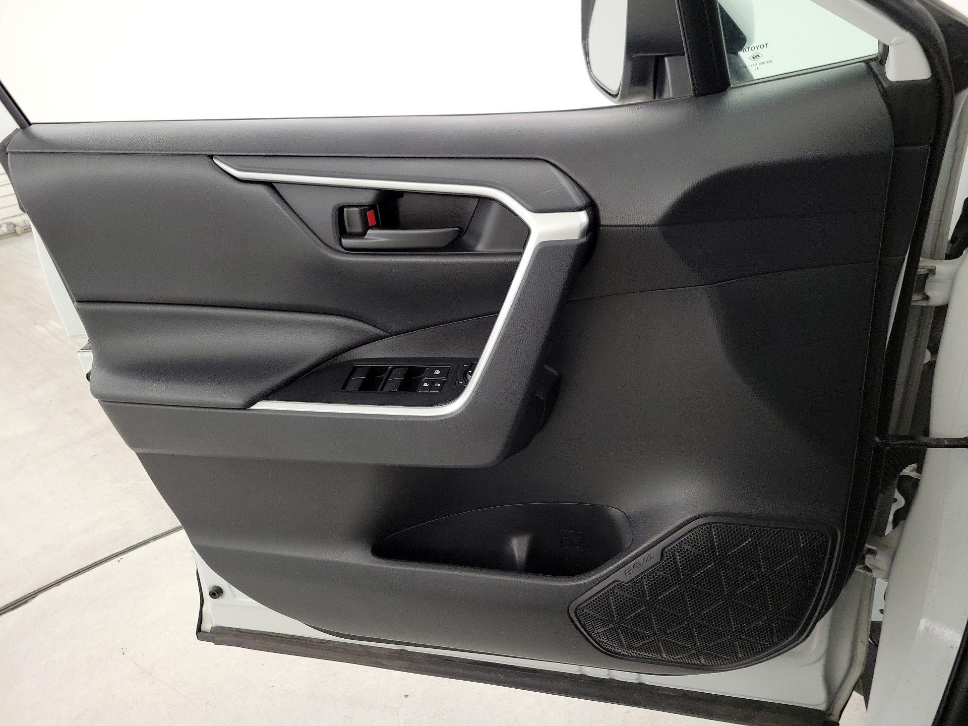 Thumbnail: 2020 Toyota RAV4 - 12