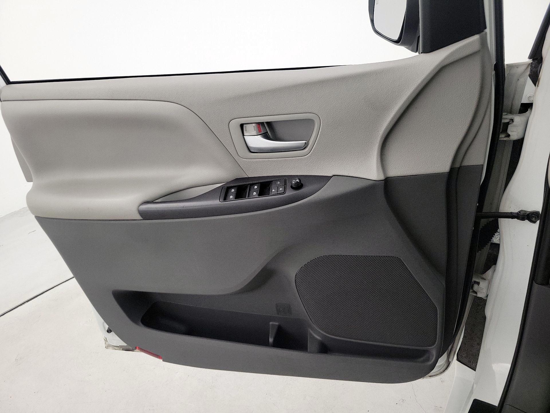 Thumbnail: 2020 Toyota Sienna - 12