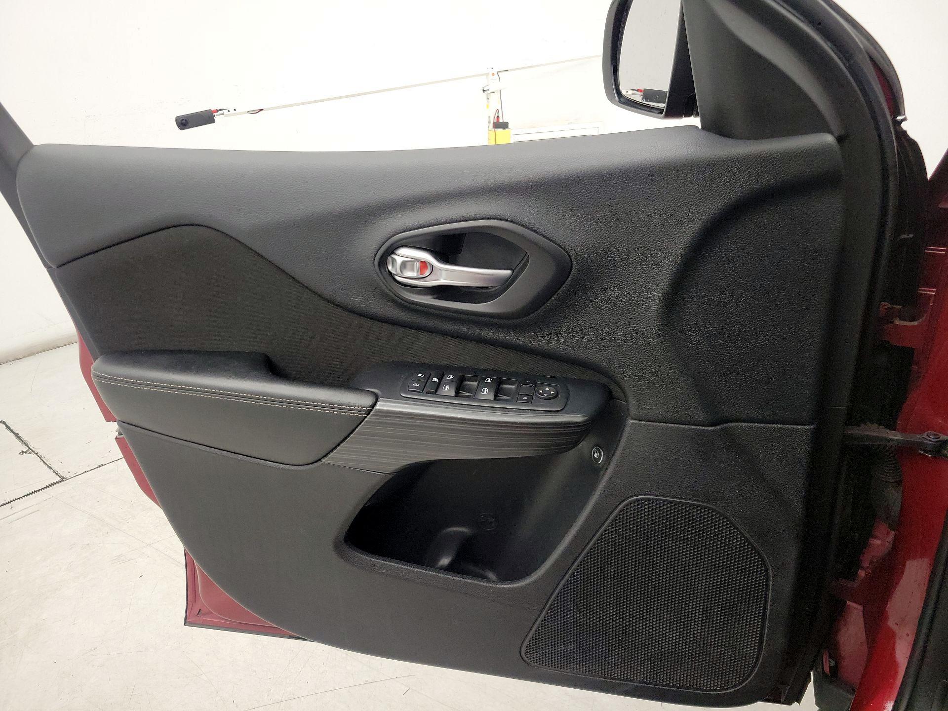 Thumbnail: 2016 Jeep Cherokee - 12