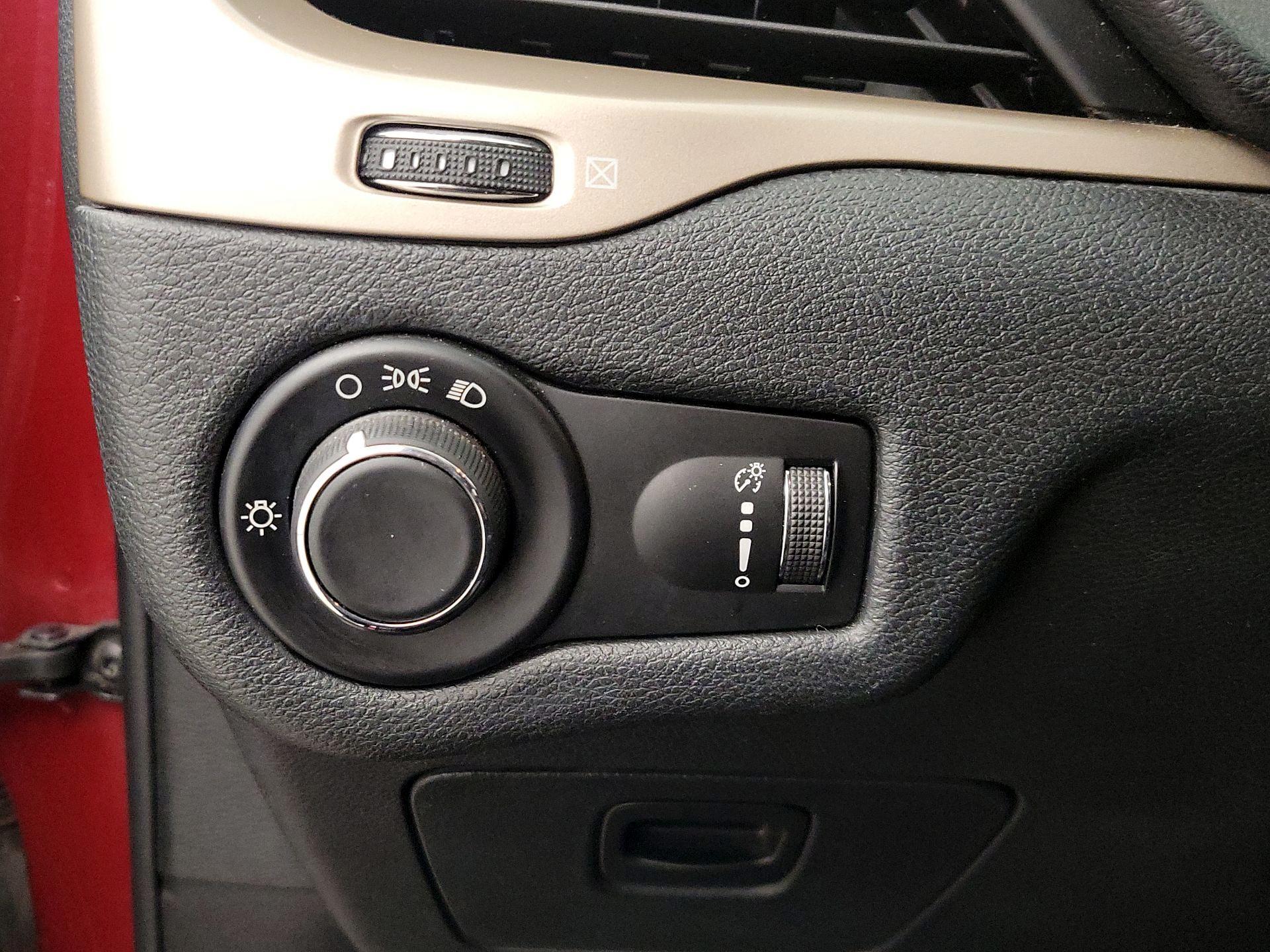 Thumbnail: 2016 Jeep Cherokee - 13