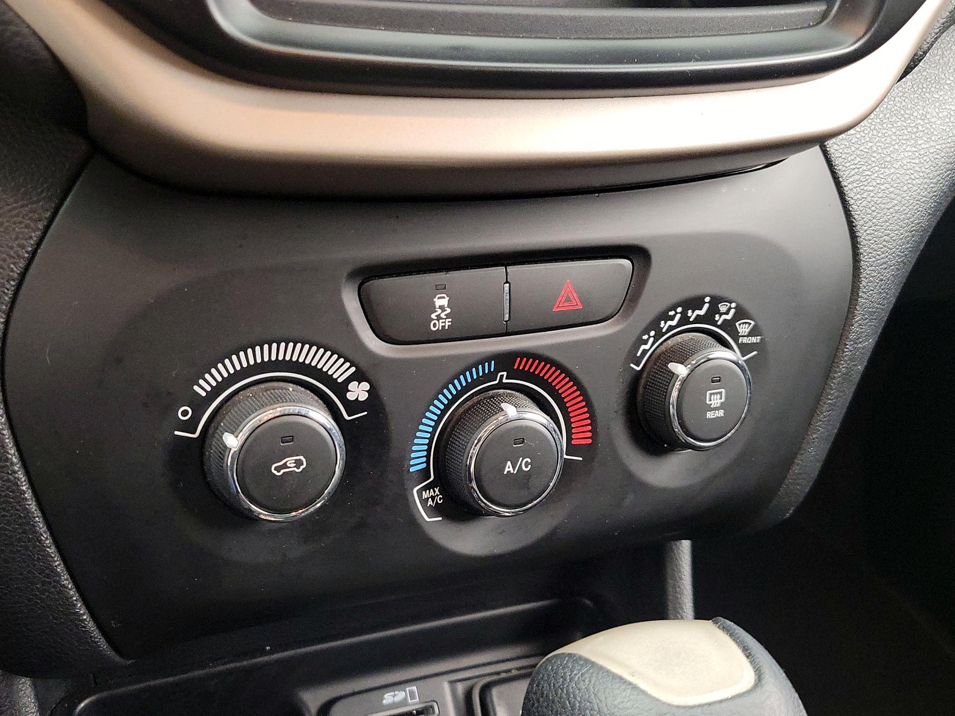 Thumbnail: 2016 Jeep Cherokee - 16