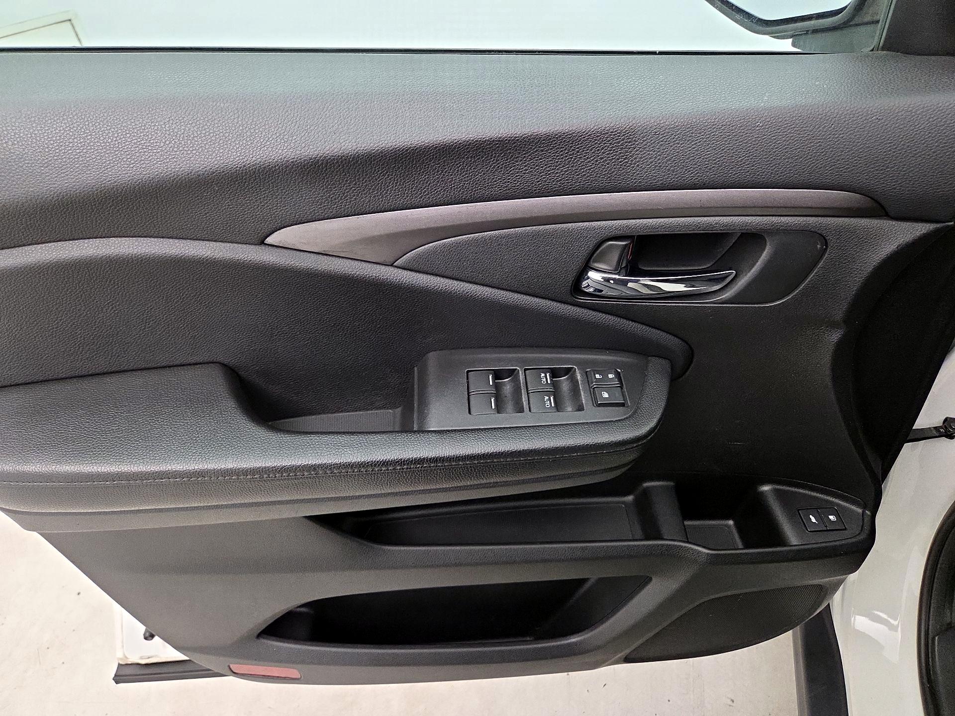 Thumbnail: 2017 Honda Pilot - 12