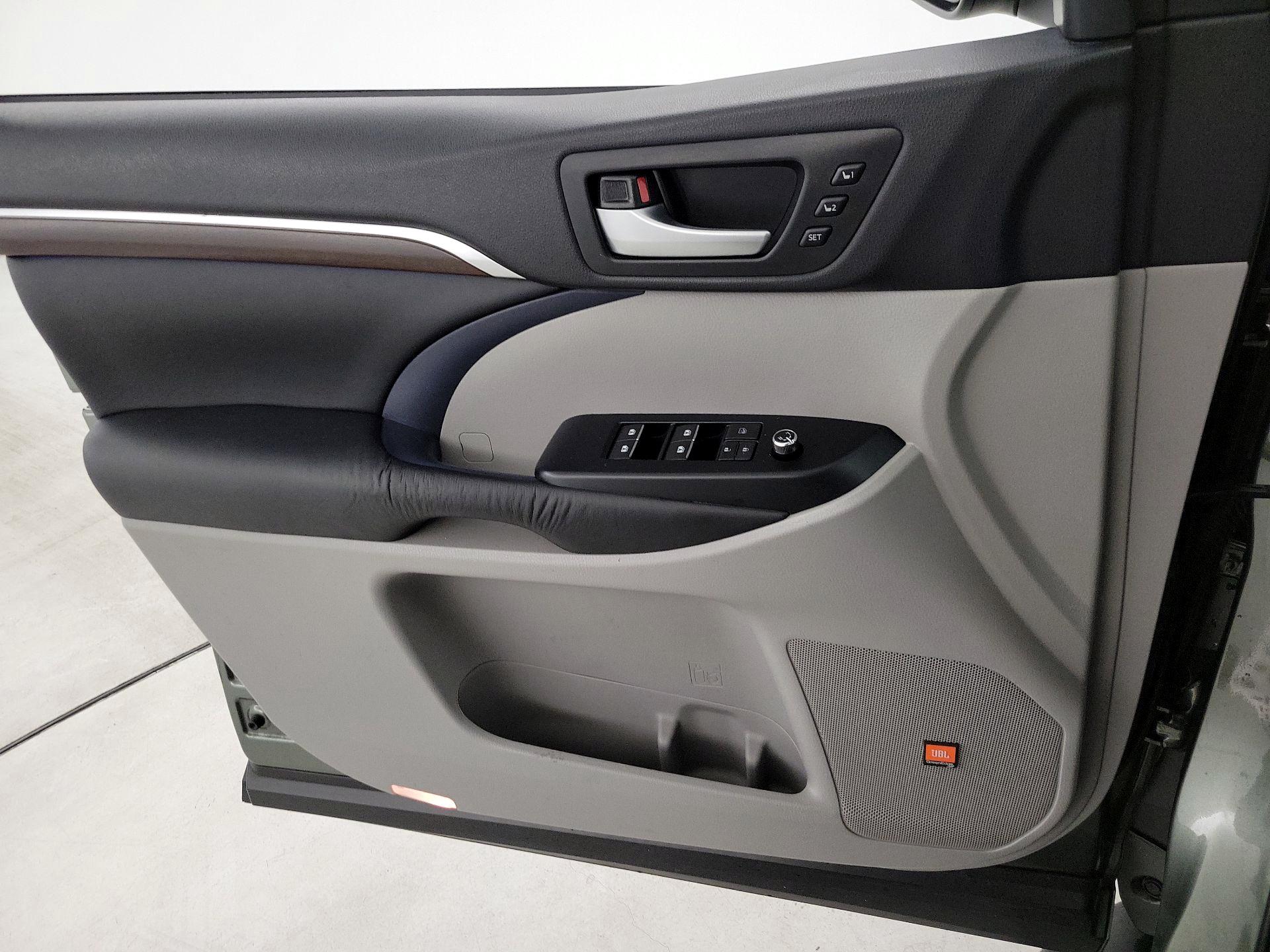 Thumbnail: 2015 Toyota Highlander - 12